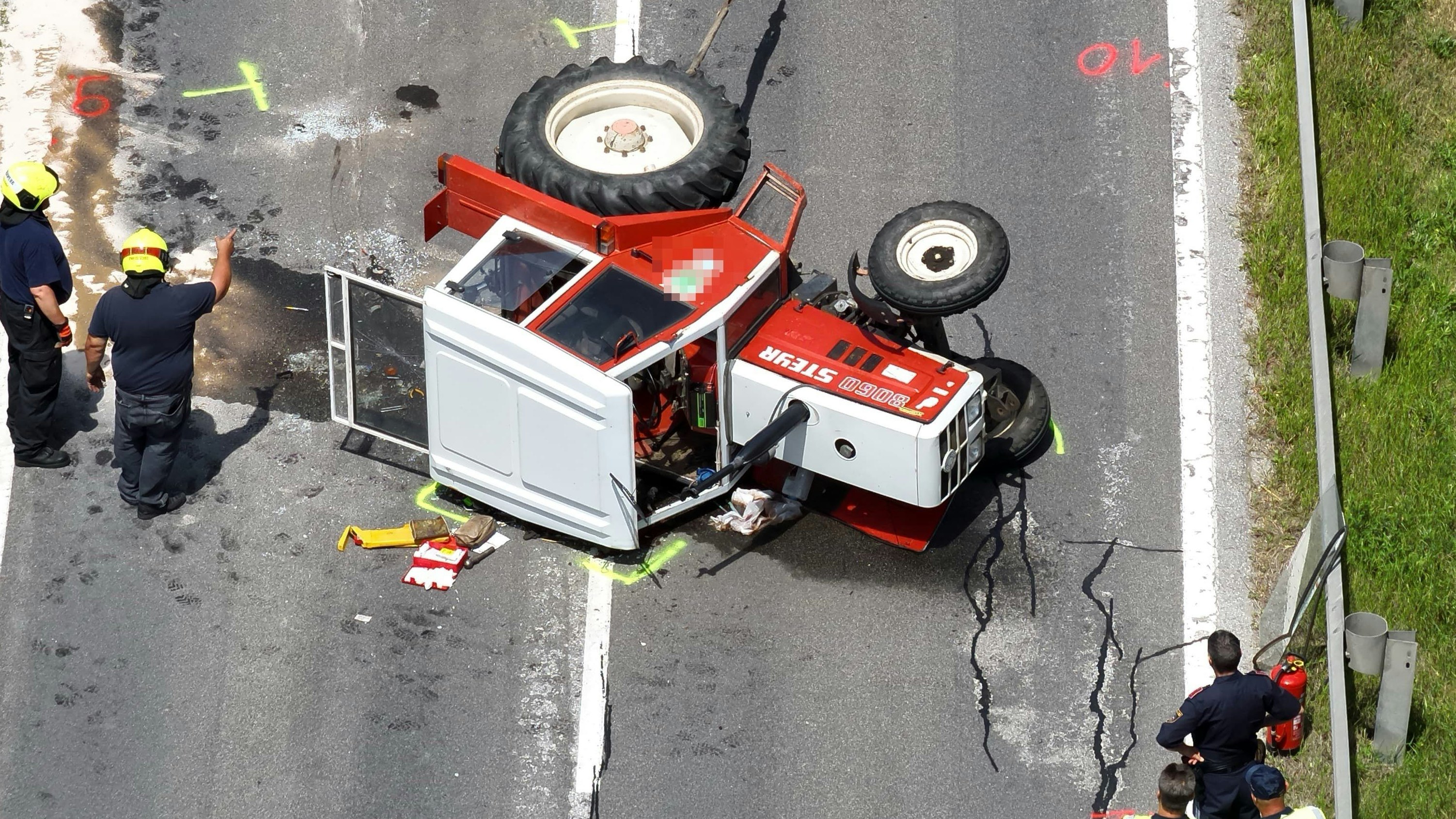 Heute.at - Traktor von Anhänger gefallen – Autobahn gesperrt