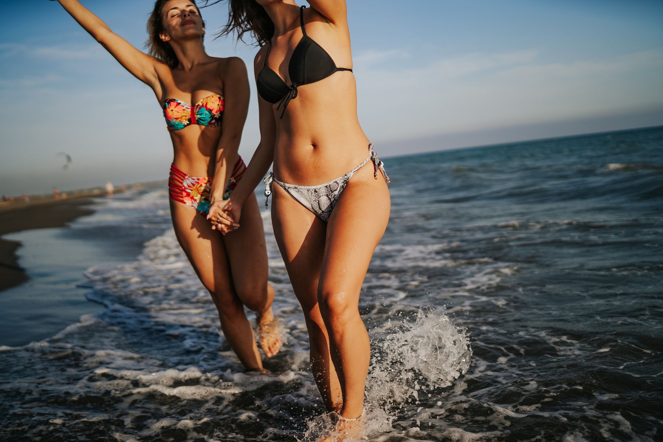 Das Problem der reibenden Oberschenkel im Sommer kann jeden betreffen.