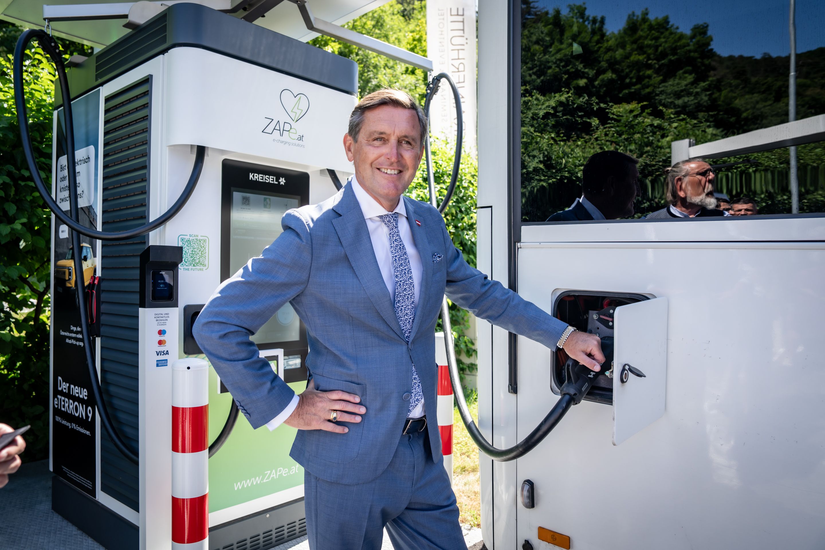 Mobilitätsminister Peter Hanke (SPÖ) an einer mit Bundesmitteln geförderten Ultra-Schnellladesäule für E-Autos.