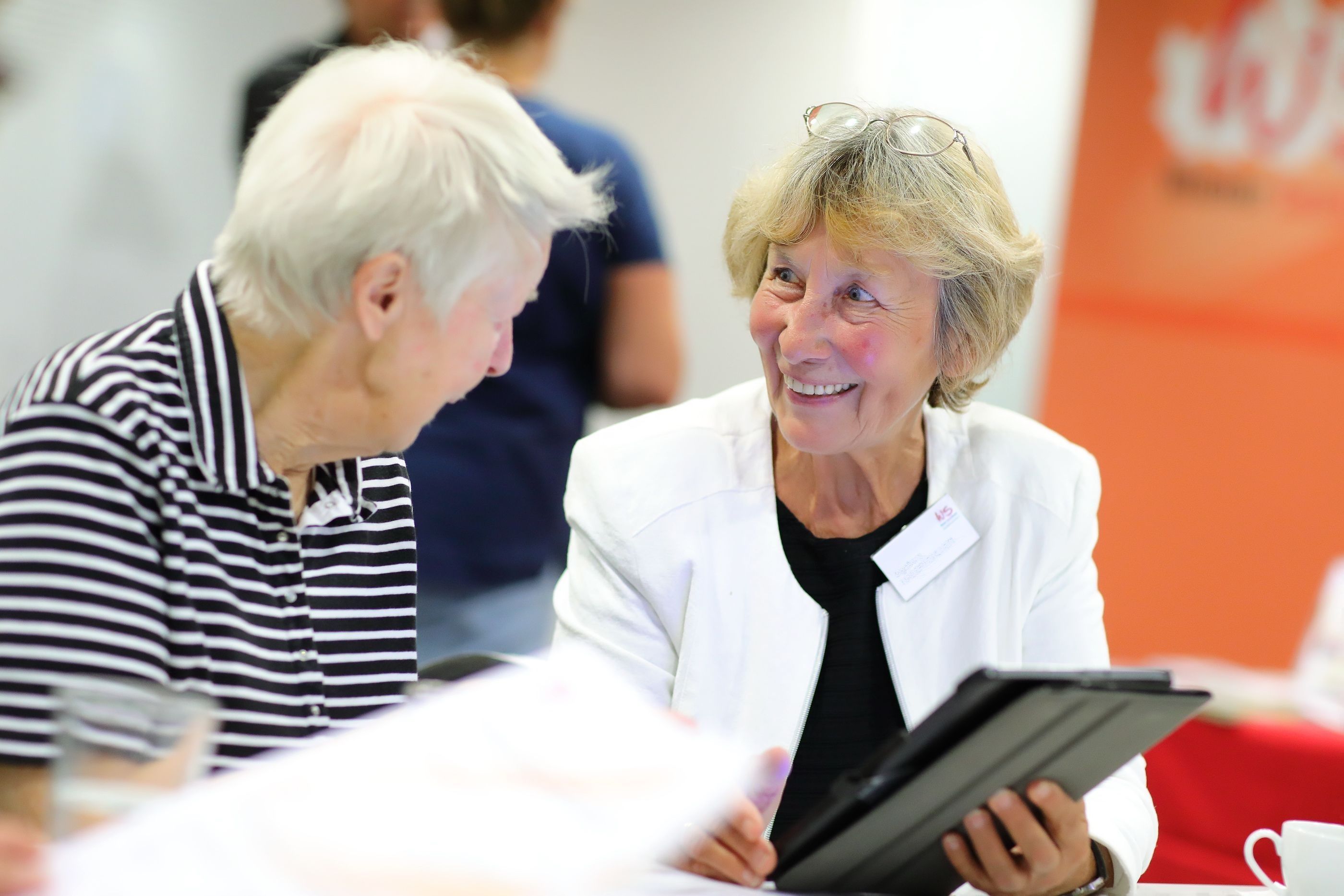 Eine ehrenamtliche Kontaktbesucherin im Gespräch mit einer Wiener Seniorin.