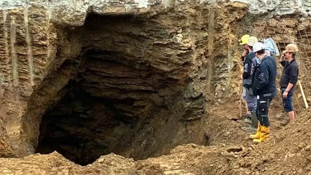 Heute.at - Arbeiter stoßen bei Baustelle auf mysteriösen Schacht
