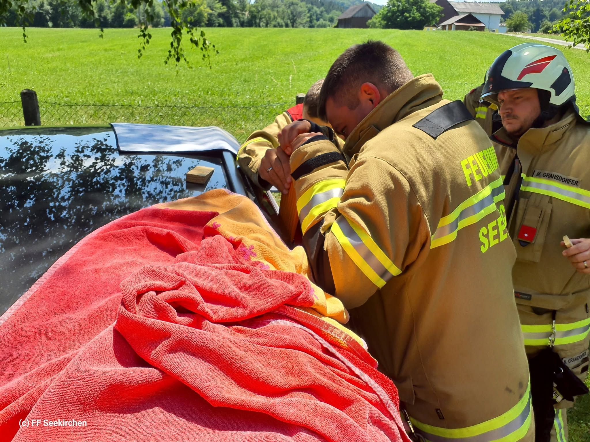Mit Spezialwerkzeug und viel Fingerspitzengefühl befreiten die Feuerwehrleute aus Seekirchen das eingeschlossene Kind aus dem heißen Auto.