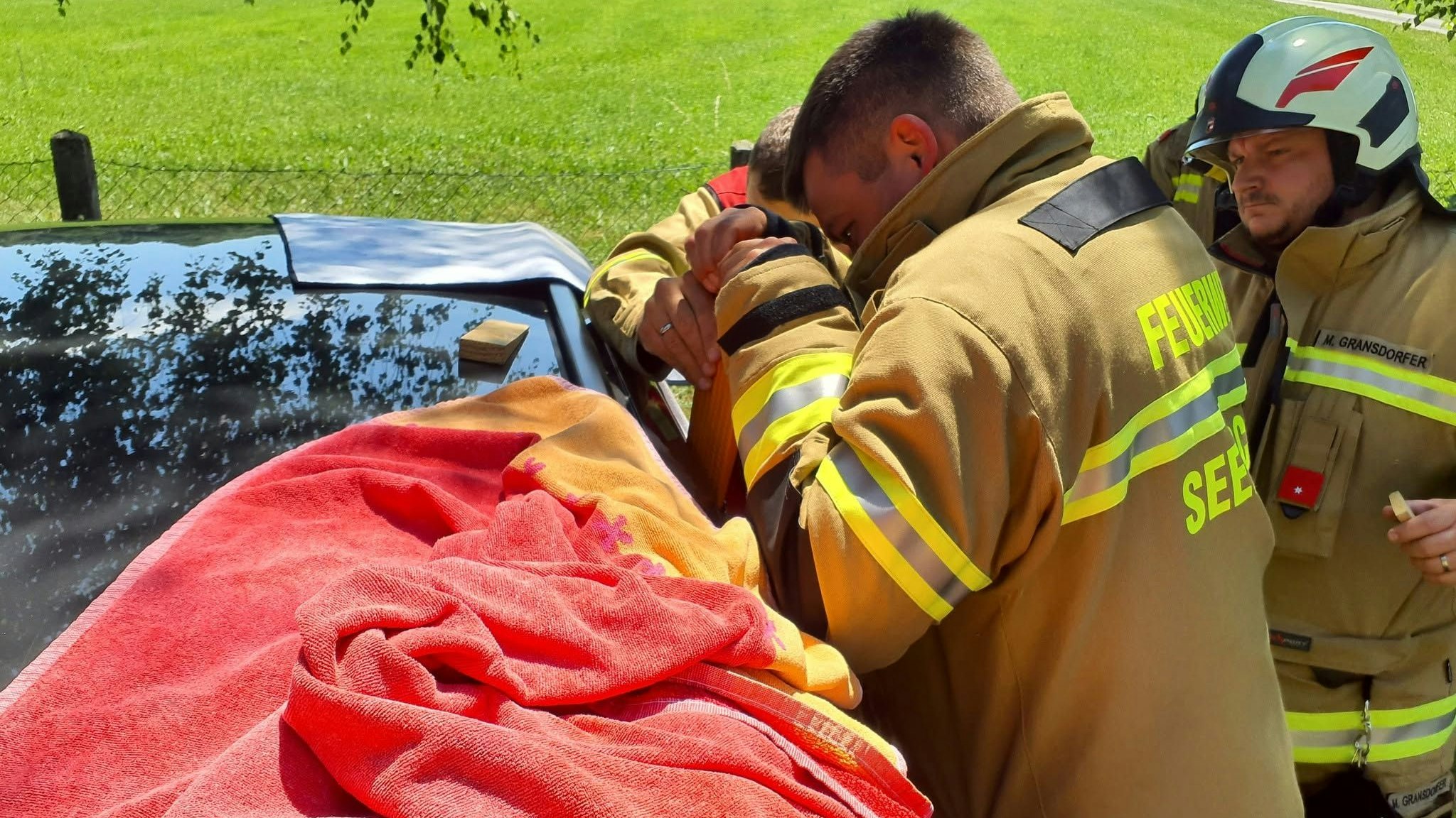 Heute.at - Kind im heißen Auto gefangen – Feuerwehr greift ein