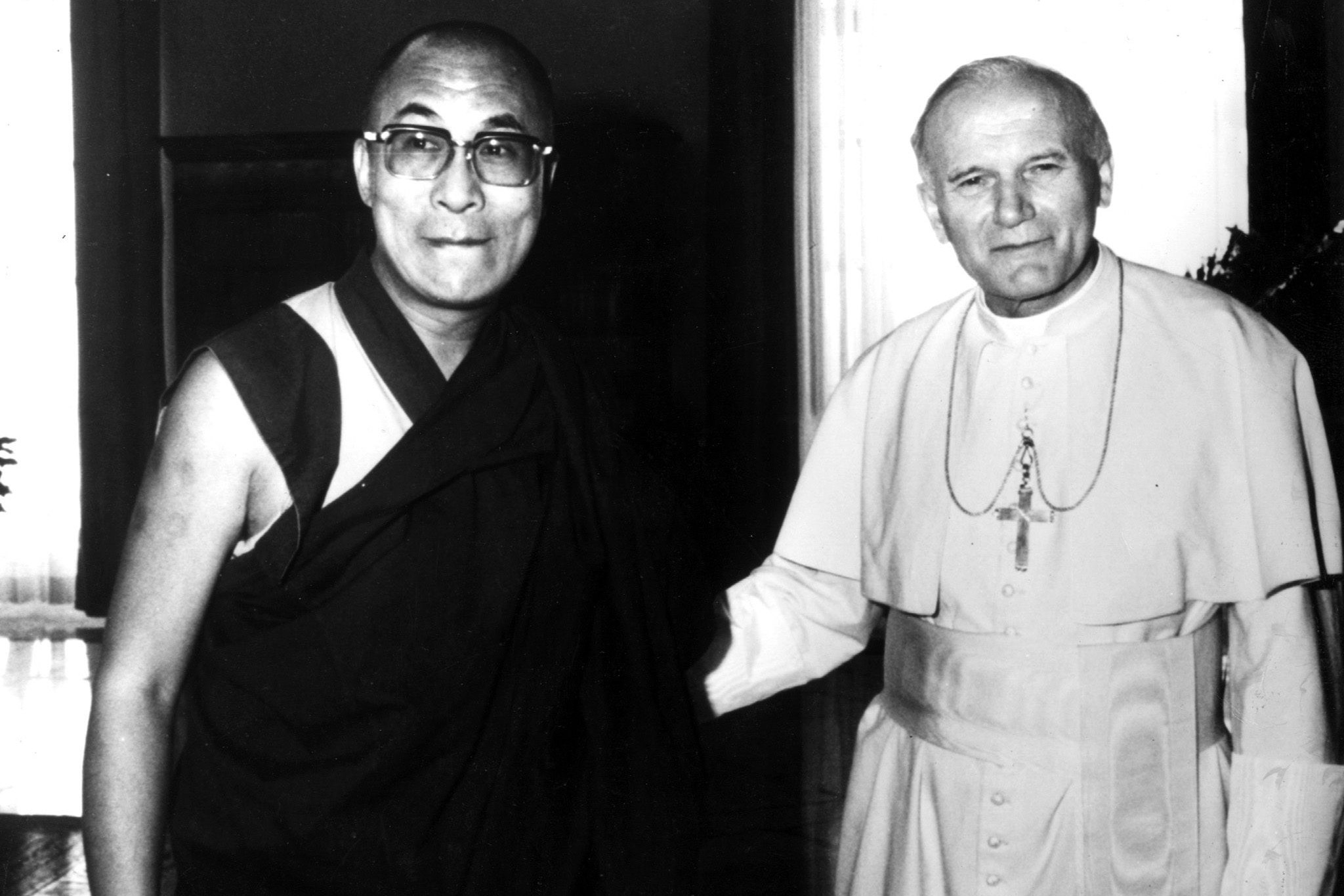Der Dalai Lama 1982 mit Papst Johannes Paul II.