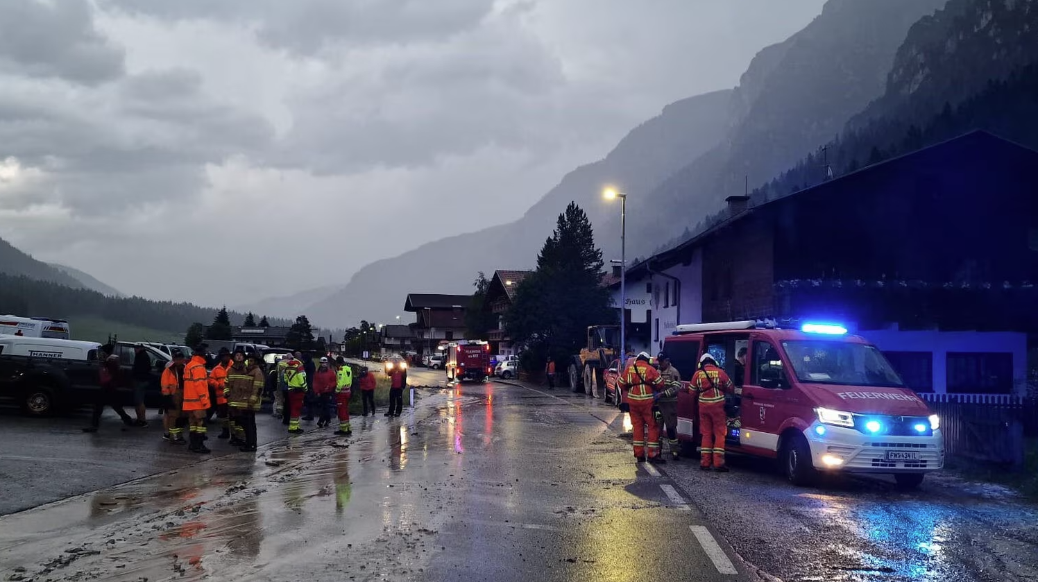 Heute.at - Schwere Hagel-Unwetter! Ort von Außenwelt abgeschnitten