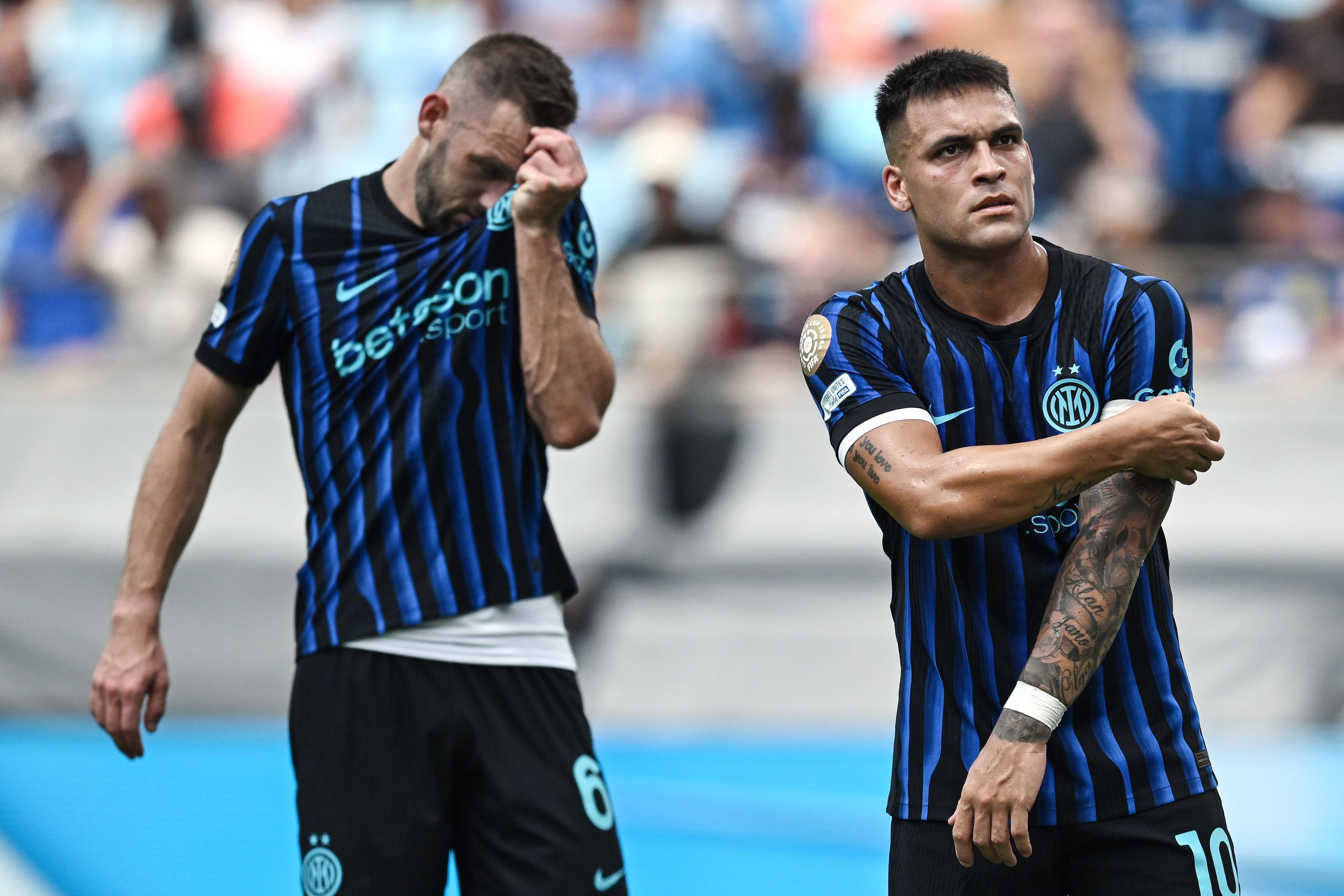 Ein Jahr nach dem Scudetto, ein Monat nach dem Champions-League-Finale: Krise bei Inter Mailand. Lautaro Martinez (r.) spricht Klartext.