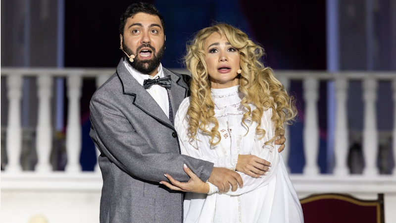 Cristina Pasaroiu (rechts) und Alfredo Germont stehen gemeinsam auf der Bühne.