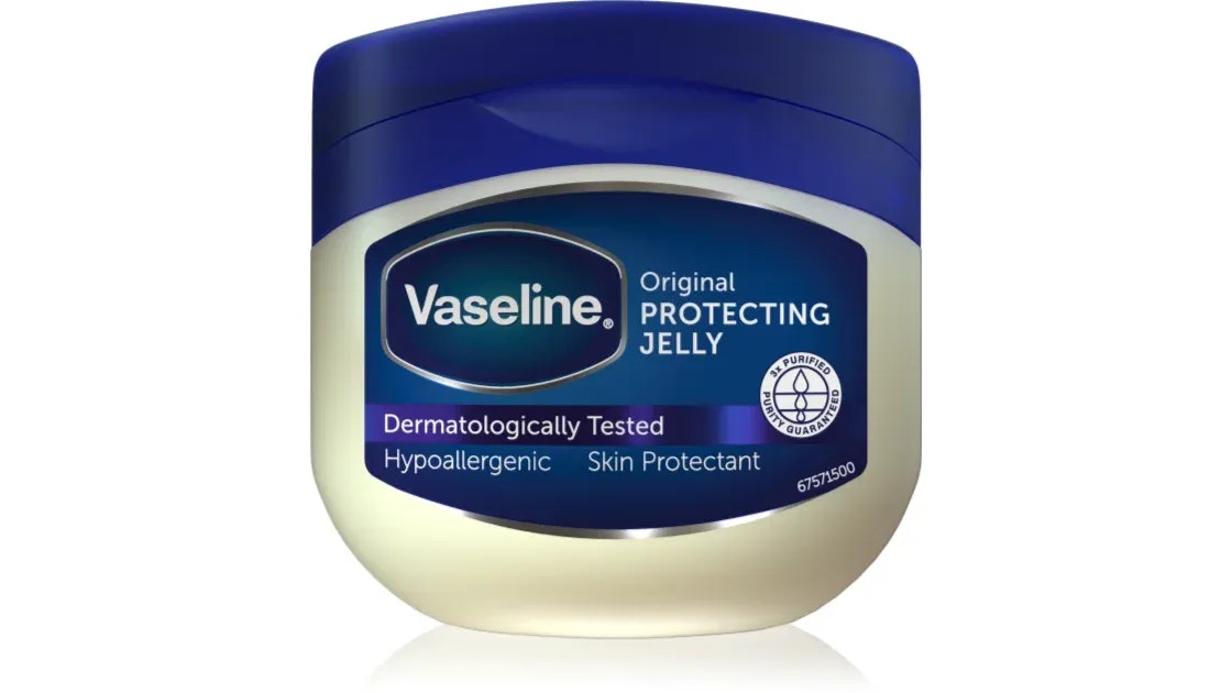 Vaseline ist seit jeher beliebt, wirksam und praktisch überall um die 3 Euro erhältlich.