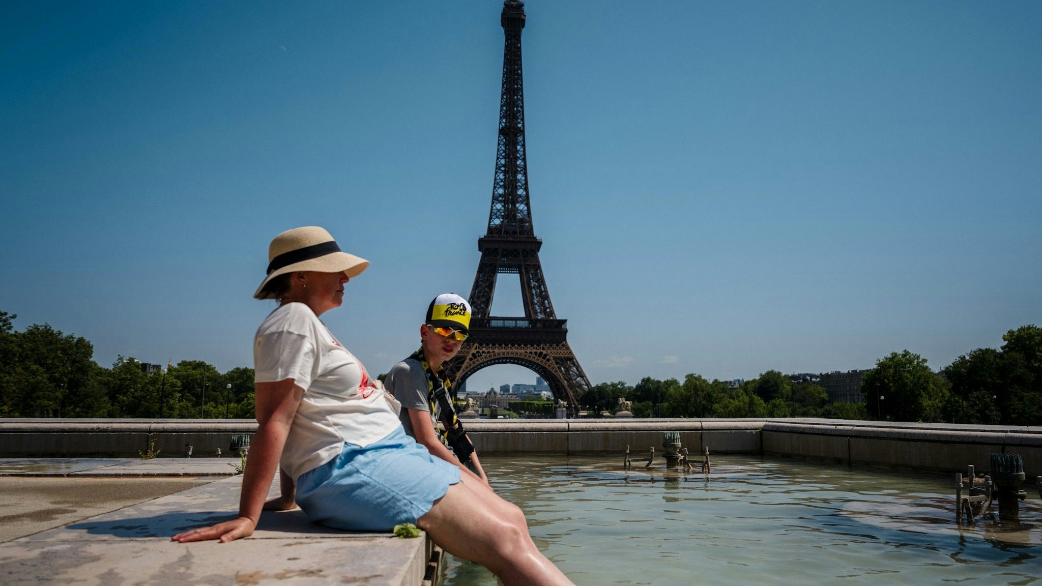 Heute.at - Zu heiß! Paris sperrt Eiffelturm, Schulen bleiben zu