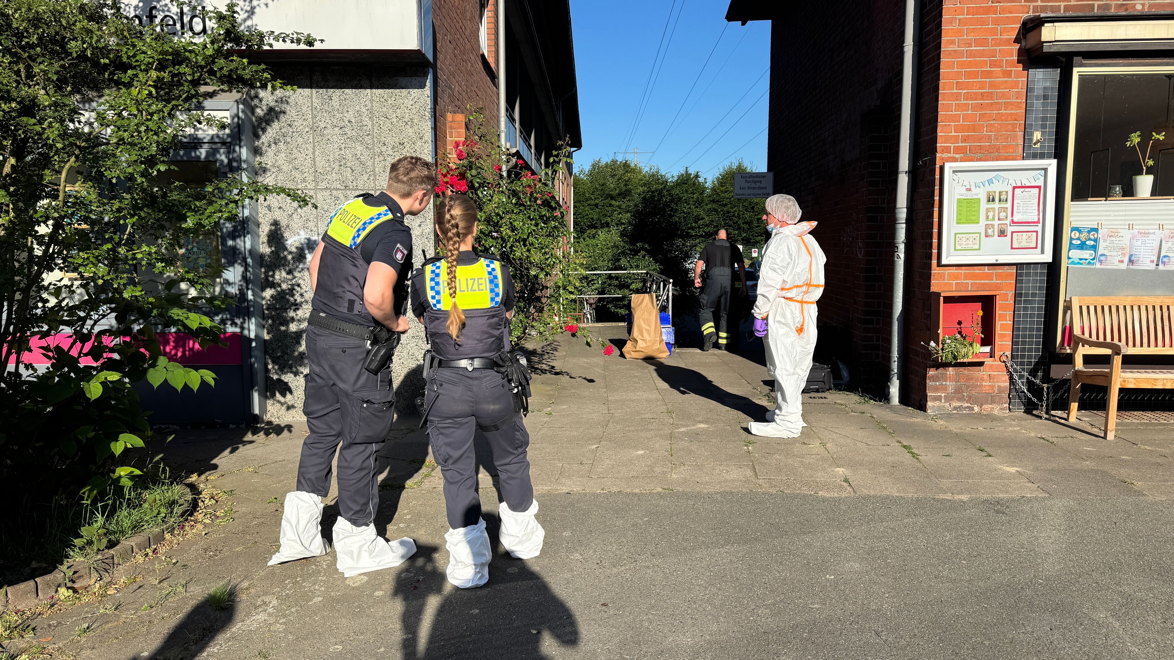 Die Polizei ist bereits vor Ort und hat die Ermittlungen übernommen.