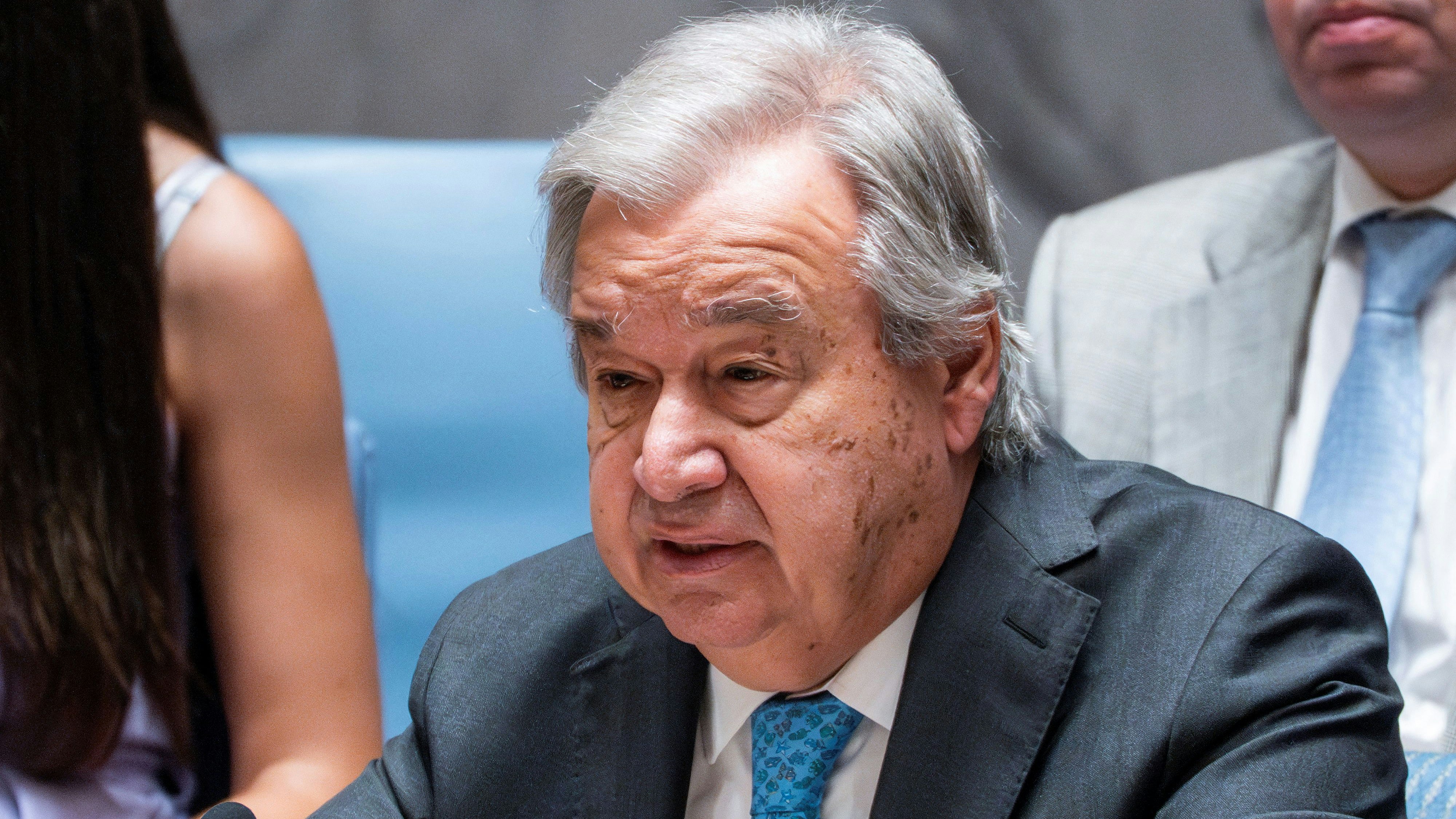 Guterres habe zudem betont, wie wichtig es sei, eine vollständige, sofortige und bedingungslose Waffenruhe in der Ukraine zu erreichen.