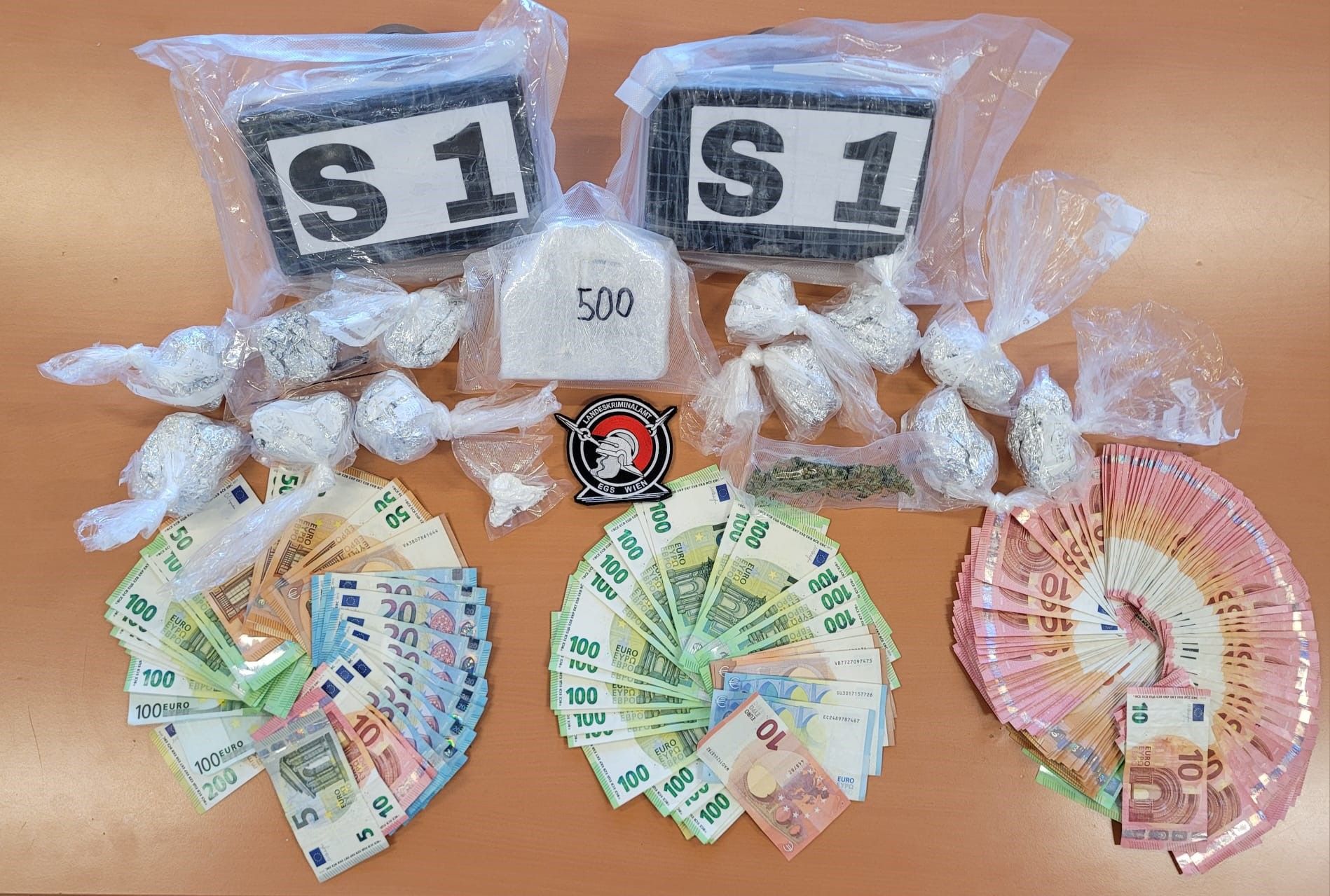 Die beiden Serben wurden auf Anordnung der Staatsanwaltschaft Wien in eine Justizanstalt überstellt.