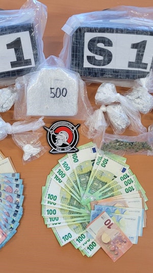 Wiener Polizei zerschlägt Drogenring: Zwei Dealer bei Kokain-Übergabe festgenommen. 3,5 kg Kokain und 8.900 Euro sichergestellt.