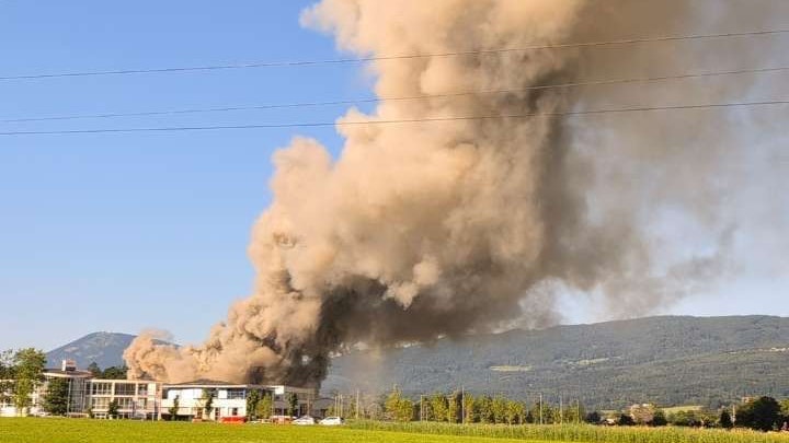 Die Firma Emco in Hallein (Salzburg) fing am Dienstagabend an zu brennen