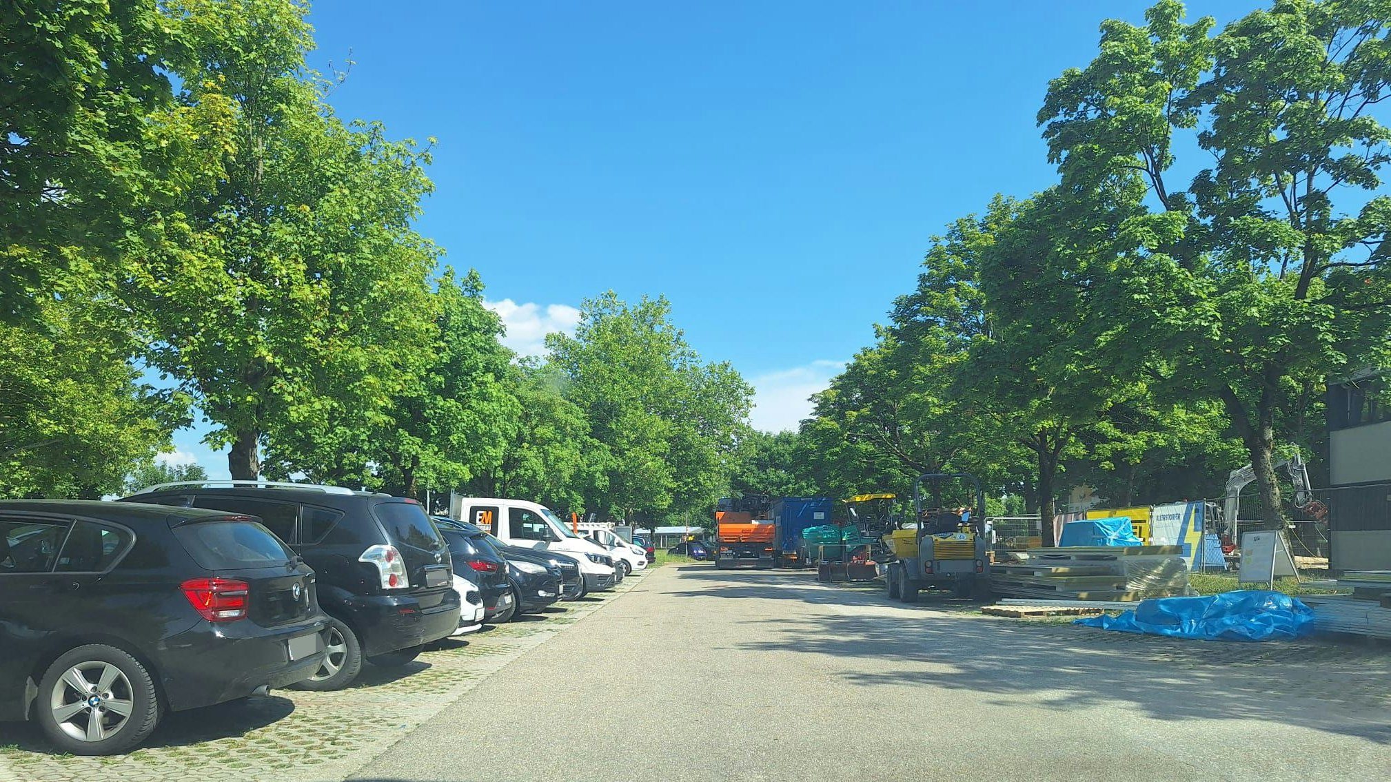 Direkt neben dem Freibad wird das Provisorische Gebäude der Digital-AHS gebaut. Auf der Fläche konnten davor dutzende Badegäste parken.