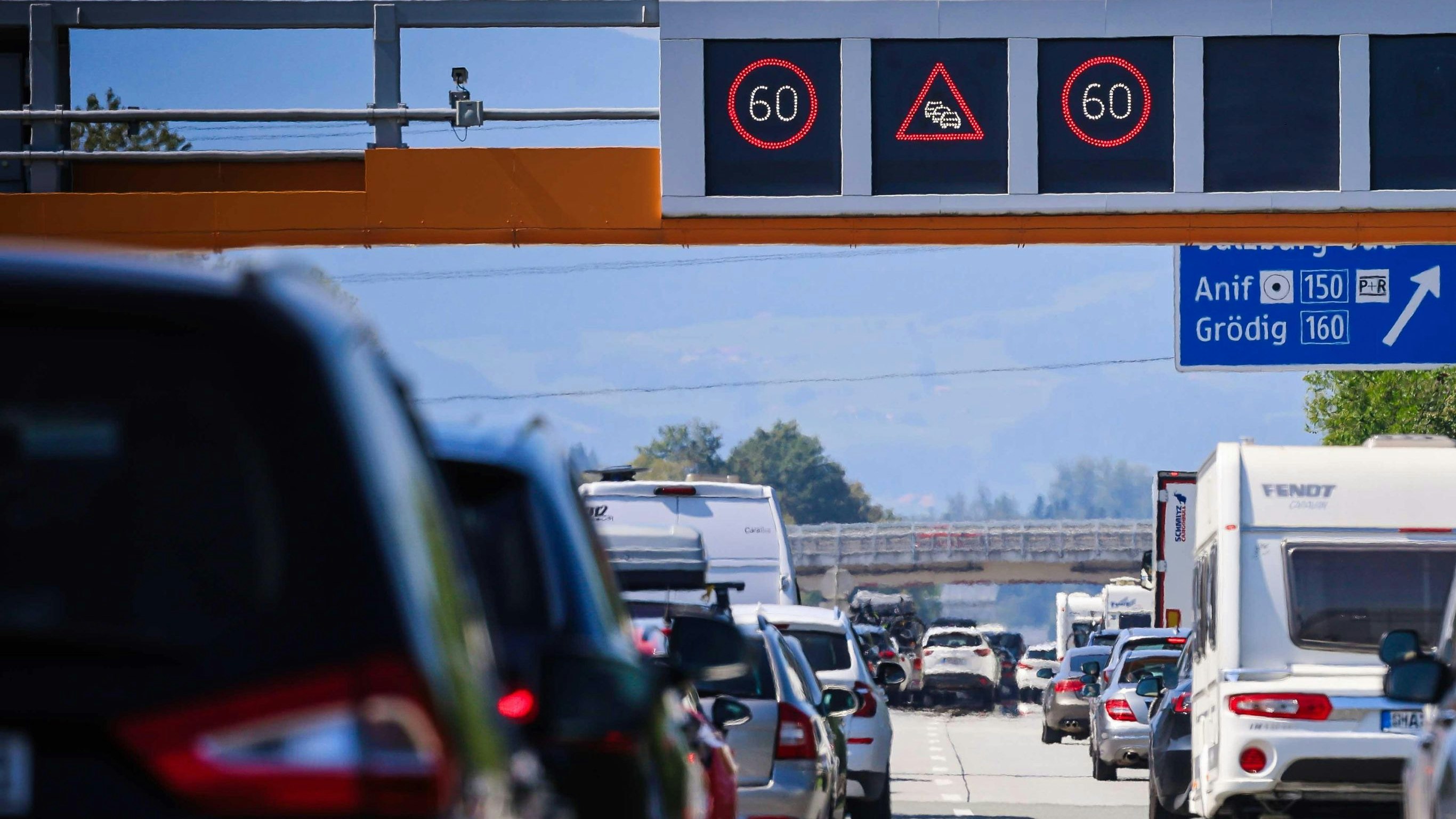 Download von www.picturedesk.com am 01.07.2025 (09:16).  24.08.2024, A10, AUT, Unterwegs in Salzburg, Symbolbild, Themenbild, Verschiedene Themenbilder, Stau, A10, Baustellen, Tunnel, Reiseverkehr, Verkehr, im Bild Stau, Verschiedene Ansichten, Staubildung, Tunnel Sanierung, Autos, PKWs, LKW, Verkehr, Baustelle, Reportage, Pressefoto Scharinger © 2024, PhotoCredit D. Scharinger - 20240824_PD21183 - Rechteinfo: Rights Managed (RM) Nur fÃ¼r redaktionelle Nutzung!