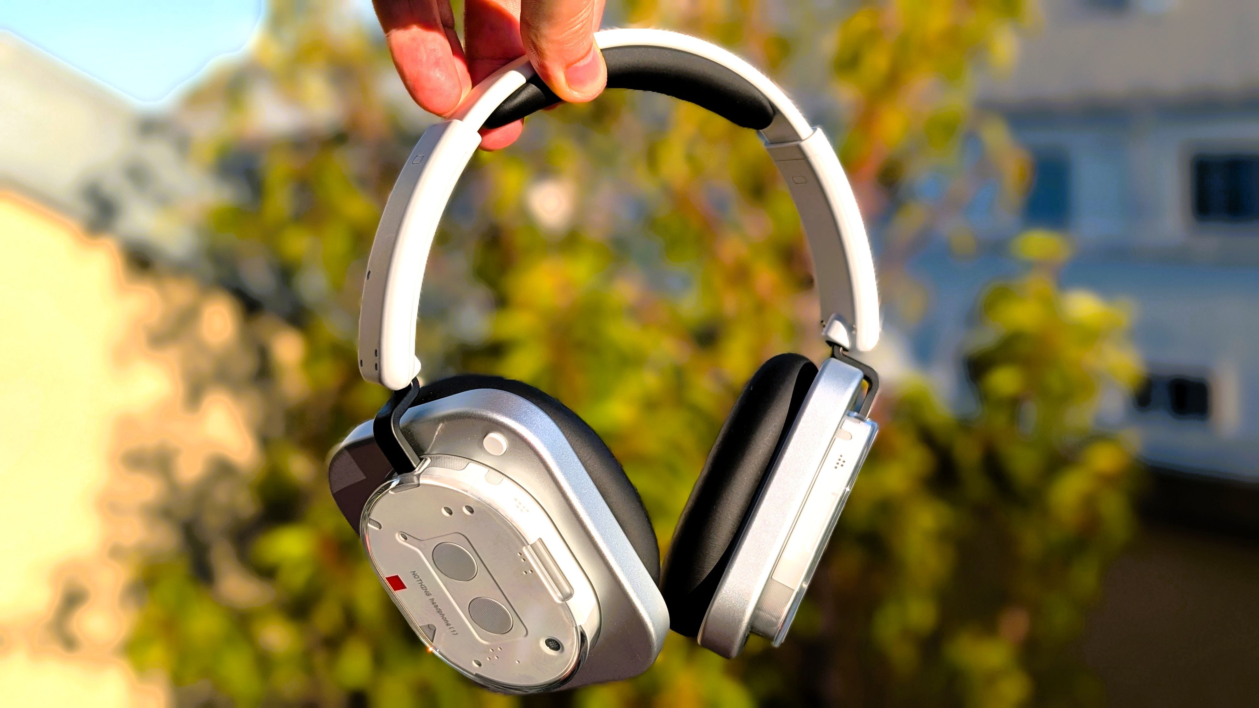 Optisch sind die einzigartigen Design-Kopfhörer am ehesten noch mit Apples Highend-Headset AirPods Max vergleichbar.