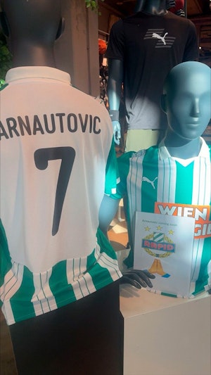 Rapid-Transfer: Erste Arnautovic-Trikots aufgetaucht! Gerüchte um Mega-Deal in Hütteldorf heizen die Diskussion an. Kommt der ÖFB-Star nach Wien?
