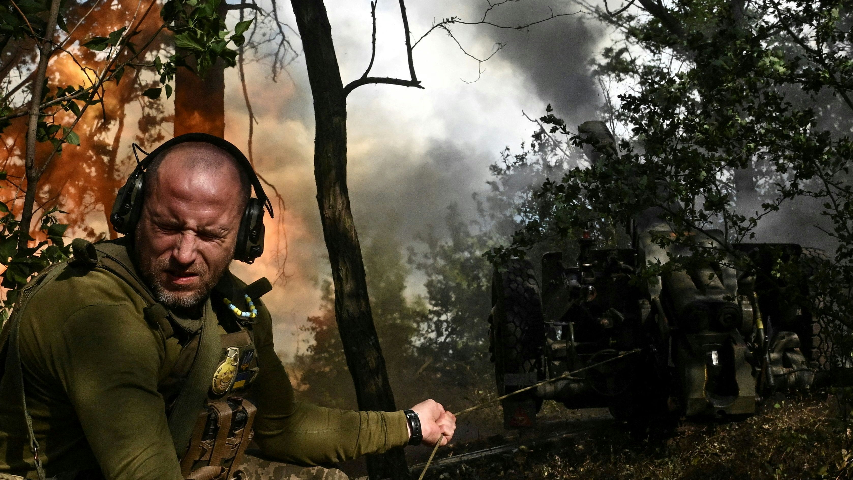 Ein ukrainischer Soldat beim Abfeuern einer Haubitze in Richtung russischer Truppen bei Saporischschja, 16. Juni 2025.