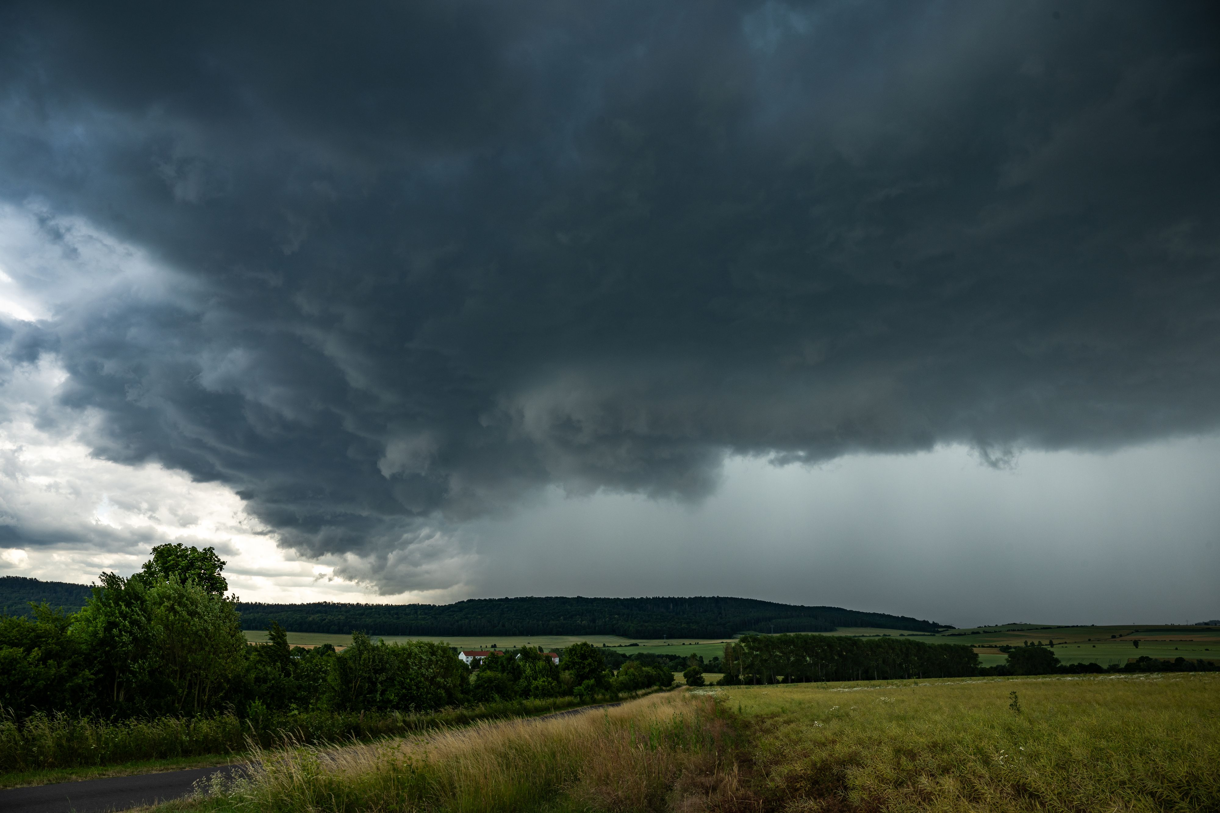 Ein Hagel-Gewitter wütet am Dienstag in Österreich.