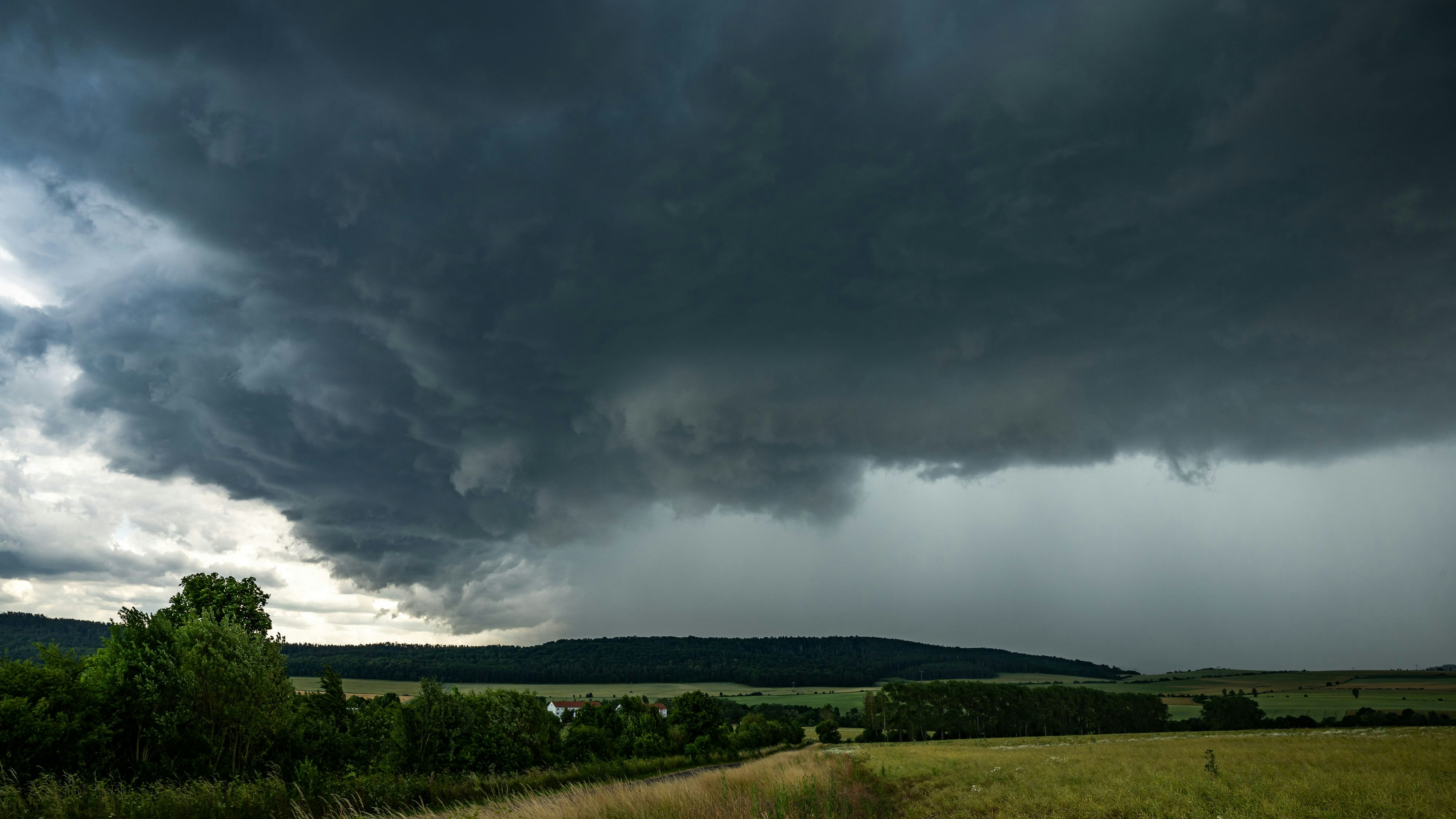 Ein Hagel-Gewitter zieht über Österreich.