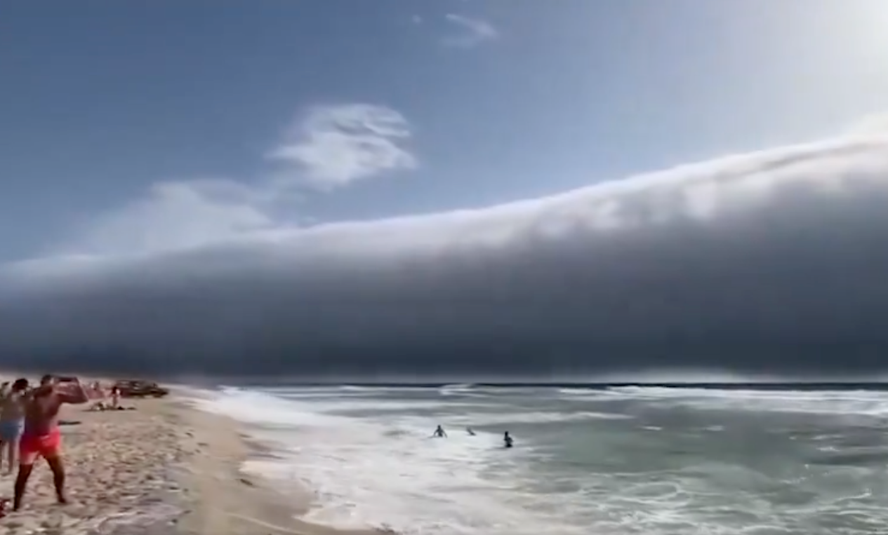 Faszinierendes Schauspiel: Gigantische Wolkenwalze an einem portugiesischen Strand.