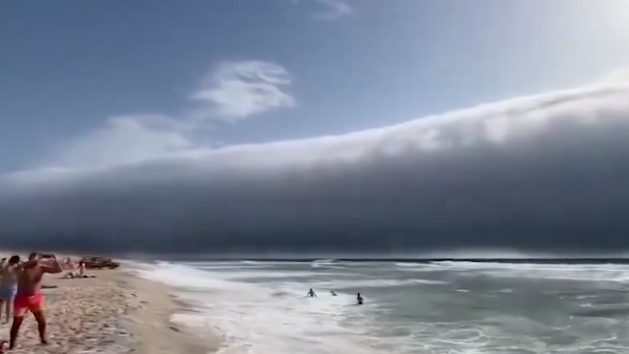 Heute.at - Wie Tsunami – Mysteriöse Rollwolke am Strand