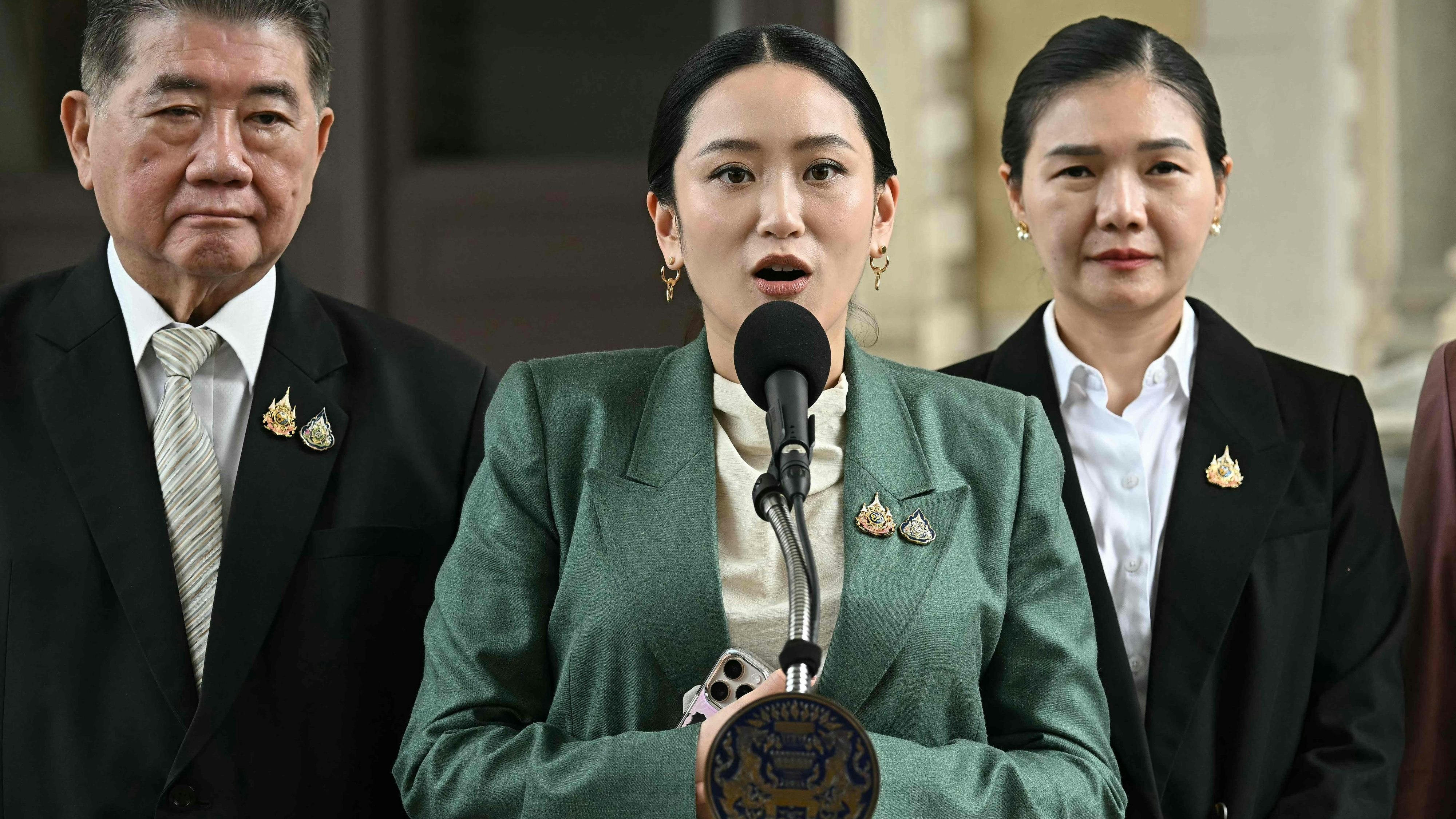 Download von www.picturedesk.com am 01.07.2025 (09:51).  Thailand's Prime Minister Paetongtarn Shinawatra (C) speaks next to Thailand's Deputy Prime Minister Phumtham Wechayachai (L) during a press conference following her suspension by the country's Constitutional Court at Government House in Bangkok on July 1, 2025. Thai Prime Minister Paetongtarn Shinawatra was suspended by the country's Constitutional Court, as it opened a probe into her conduct in a diplomatic spat with Cambodia. (Photo by Lillian SUWANRUMPHA / AFP) - 20250701_PD1914 - Rechteinfo: Rights Managed (RM) Nur für redaktionelle Nutzung! Werbliche Nutzung erfordert Freigabe: bitte schicken Sie uns eine Anfrage.
