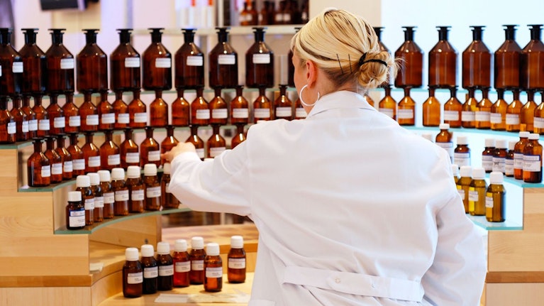 Hinter den Düften dieser Welt verbirgt sich ein undurchsichtiges Oligopol. Ein US-Unternehmen, eines aus Deutschland und zwei aus der Schweiz kontrollieren rund zwei Drittel dieses Marktes. Nun haben die Kartellbehörden ihre Nase hineingesteckt.