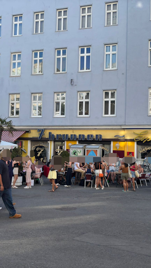 Im Café Siebenbrunnen gab es am 01. Juli einen ersten Vorgeschmack auf den Sommerurlaub. Aperol um 99 Cent lockte zahlreiche Leute an.
