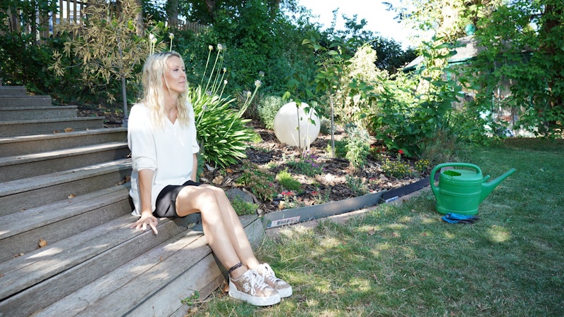 Der Garten ist Simone Lugners ganzer Stolz und ihr Lieblingsplatz.