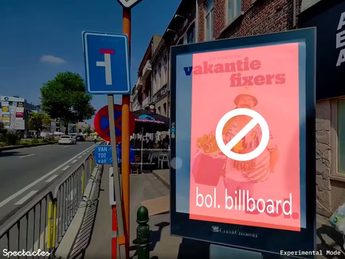 Die KI-Brille erkennt Werbung und überdeckt sie mit einem roten Block – ganz wie ein Adblocker für die reale Welt.