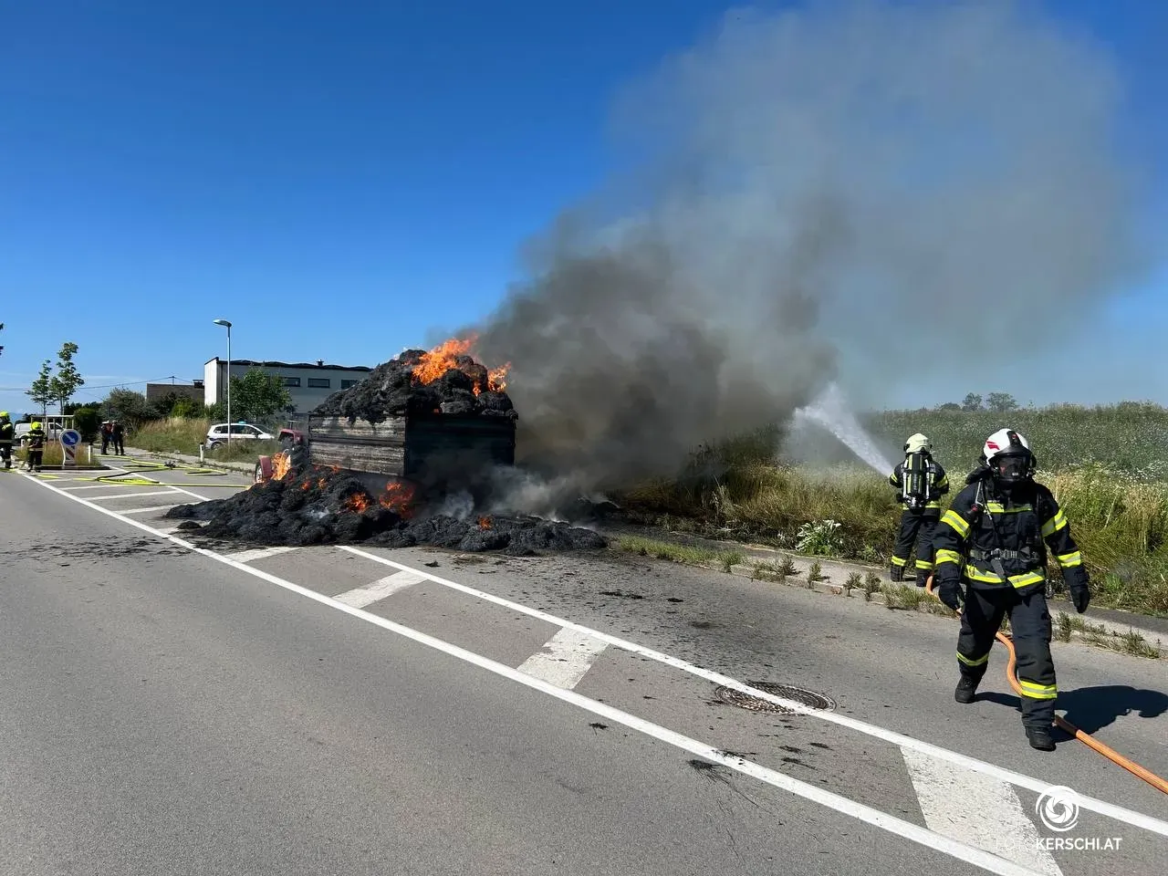 Der Anhänger stand auf der L1390 plötzlich in Flammen, das Feuer breitete sich rasch aus.