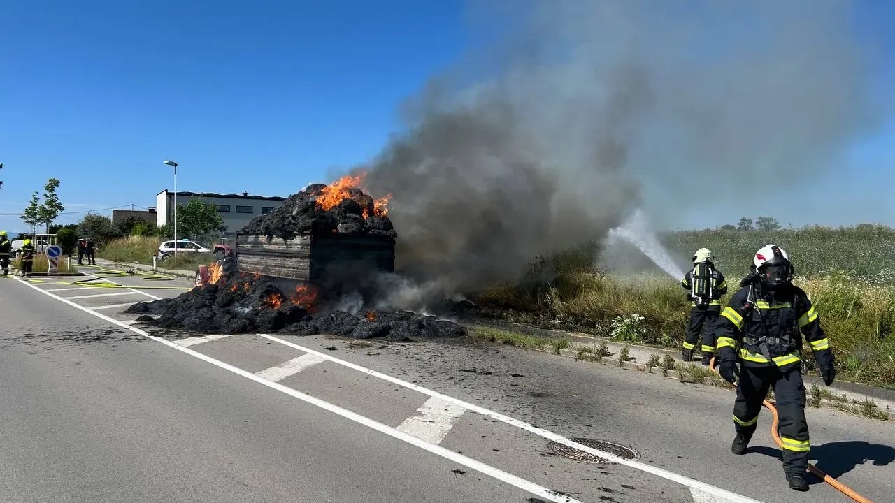 Der Anhänger stand auf der L1390 plötzlich in Flammen, das Feuer breitete sich rasch aus.