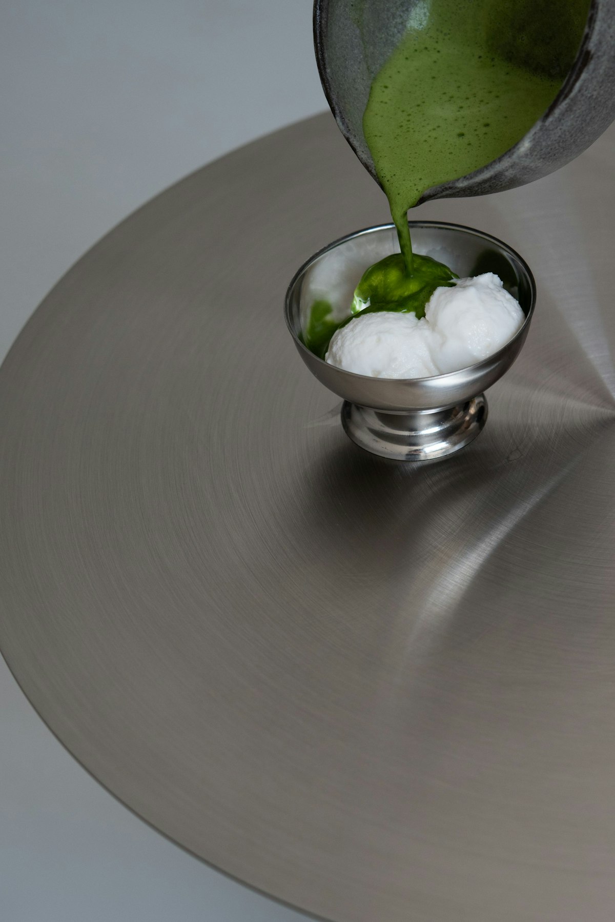 In der Wiener Neustiftgasse hat Doris Dorner ein Refugium für Matcha-Lover gegründet: The New Green. Hier dreht sich alles um das grüne Getränk mit Health-Benefits.