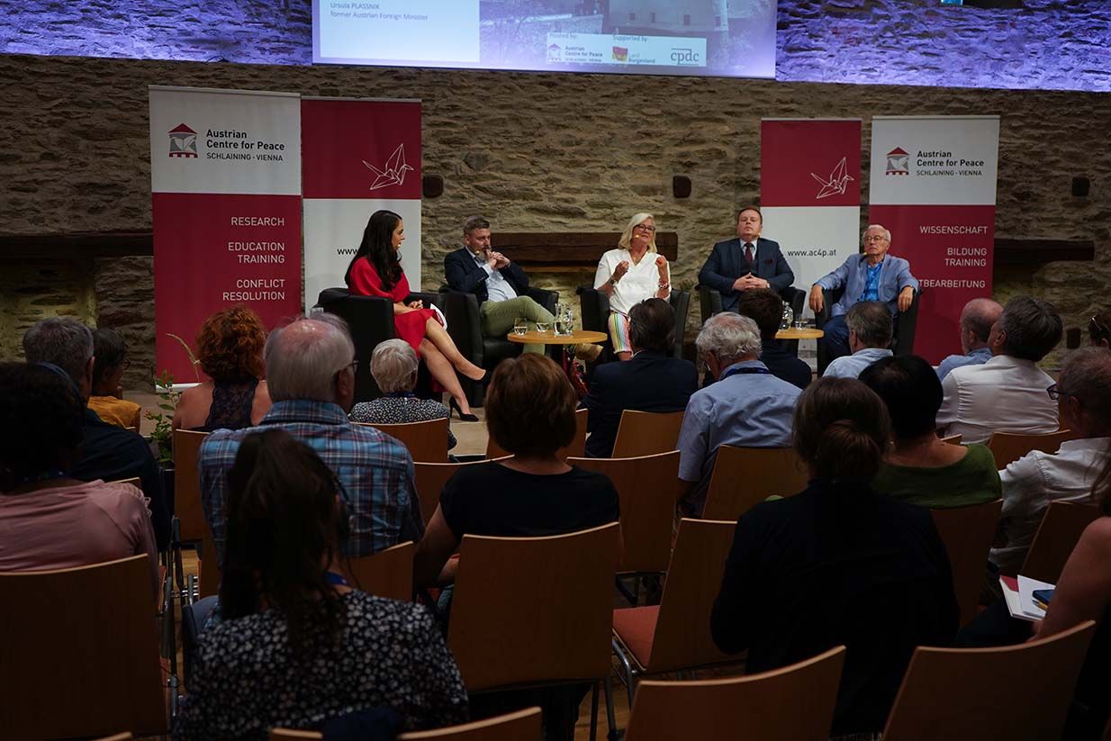 Damita Pressl (l.) moderierte: Der Schweizer Journalisten Georg Häsler diskutierte mit&nbsp;Ursula Plassnik, Alexander Dubowy und Professor Heinz Gärtner (v.l.n.r.)