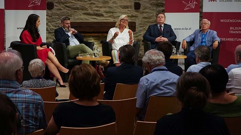 Damita Pressl (l.) moderierte: Ursula Plassnik (3.v.l.) mit Alexander Dubowy, Professor Heinz Gärtner und Schweizer Journalisten Georg Häsler.