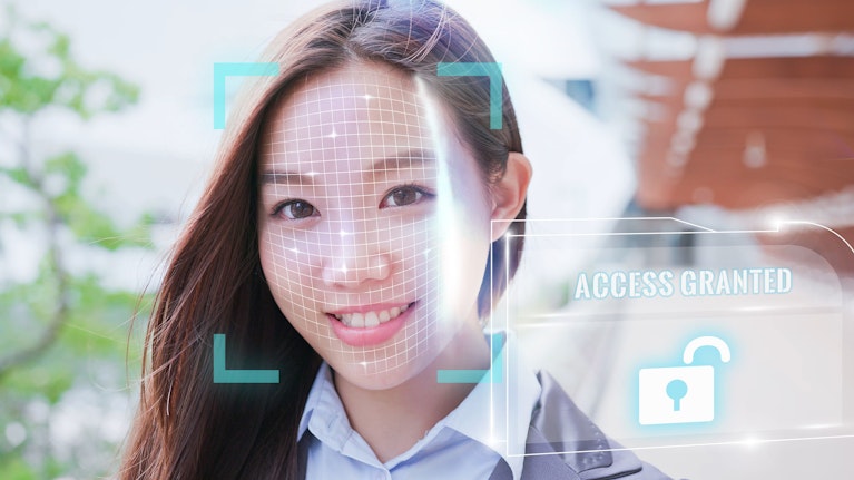 Ab 15. Juli benötigen die 1,1 Milliarden Internet-Nutzer in China einen digitalen Ausweis. Wer online sein will, muss vorher bei der Polizei persönliche Daten hinterlegen und einen Gesichts-Scan abliefern. Es geht um Schutz, komplette Kontrolle und um viel Geld.