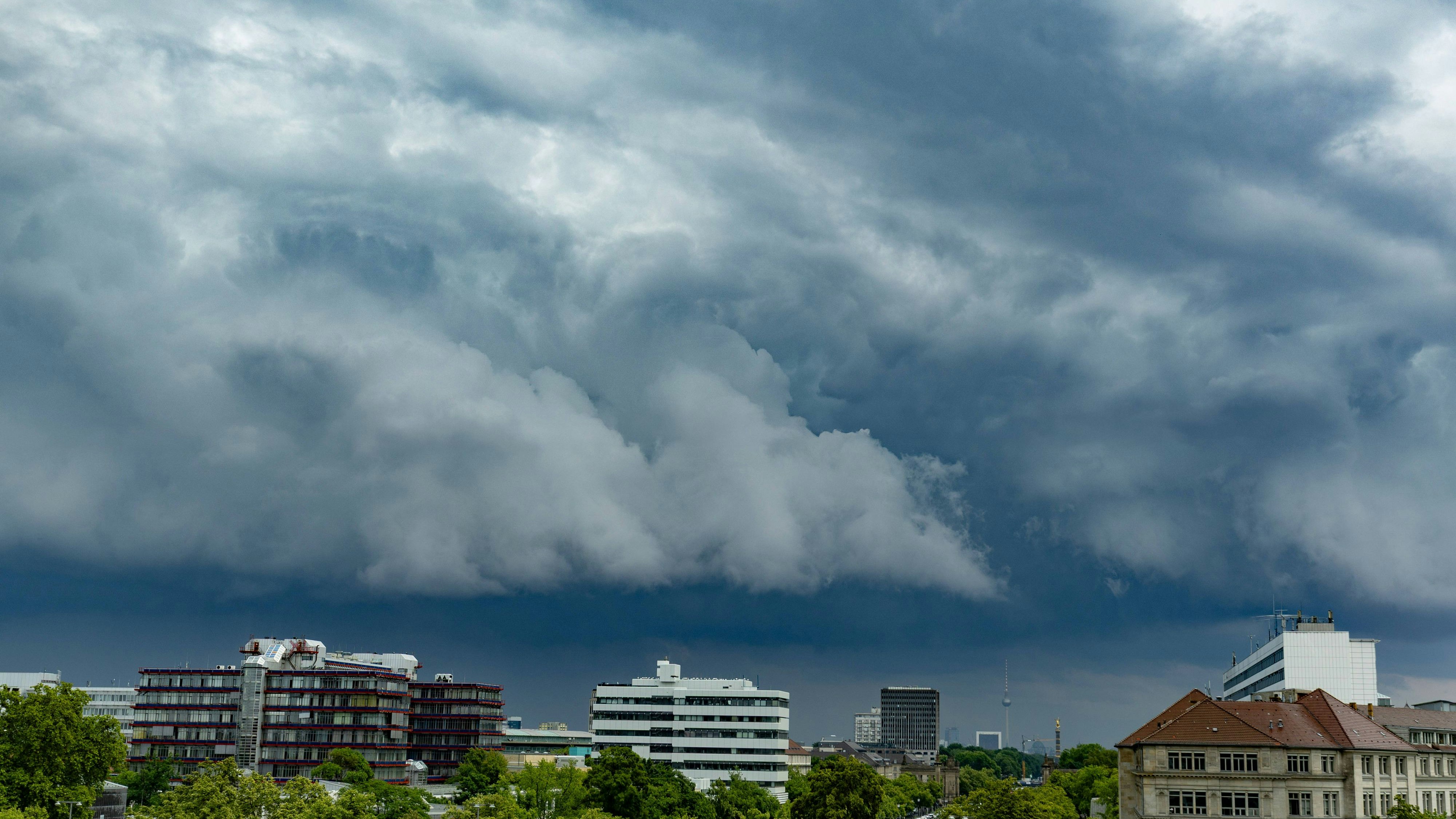 Heute.at - Starke Hitzegewitter nehmen jetzt Kurs auf Österreich