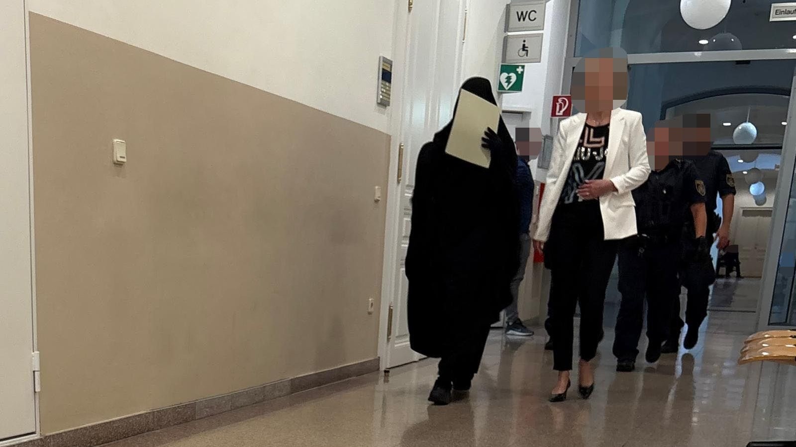 Die Angeklagte (15) am Weg in den Gerichtssaal