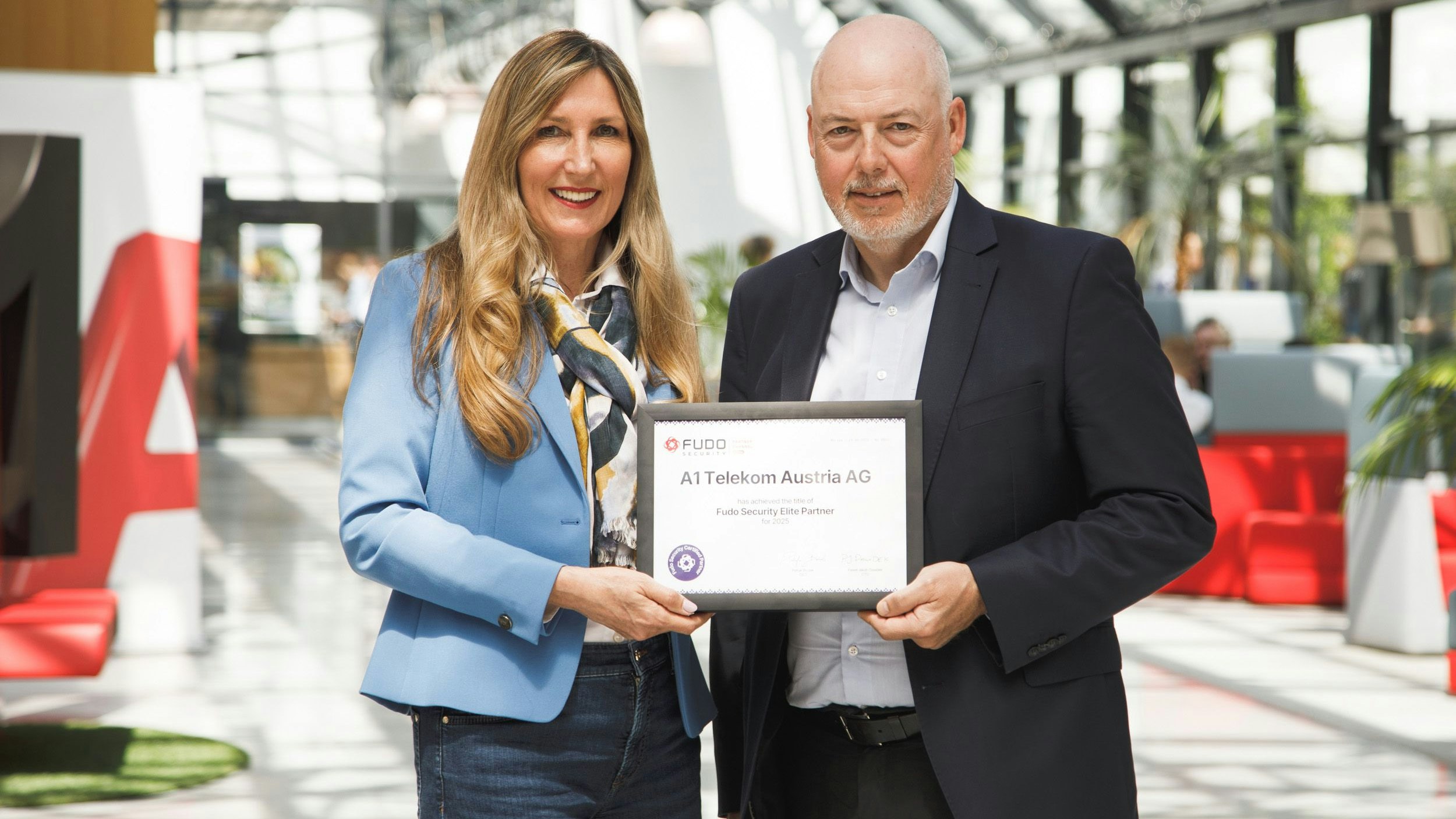 Irene Marx, Geschäftsführerin von Boll IT Security Distribution, überreicht das Partnerzertifikat an Richard Palmetzhofer, A1 Director Business. 