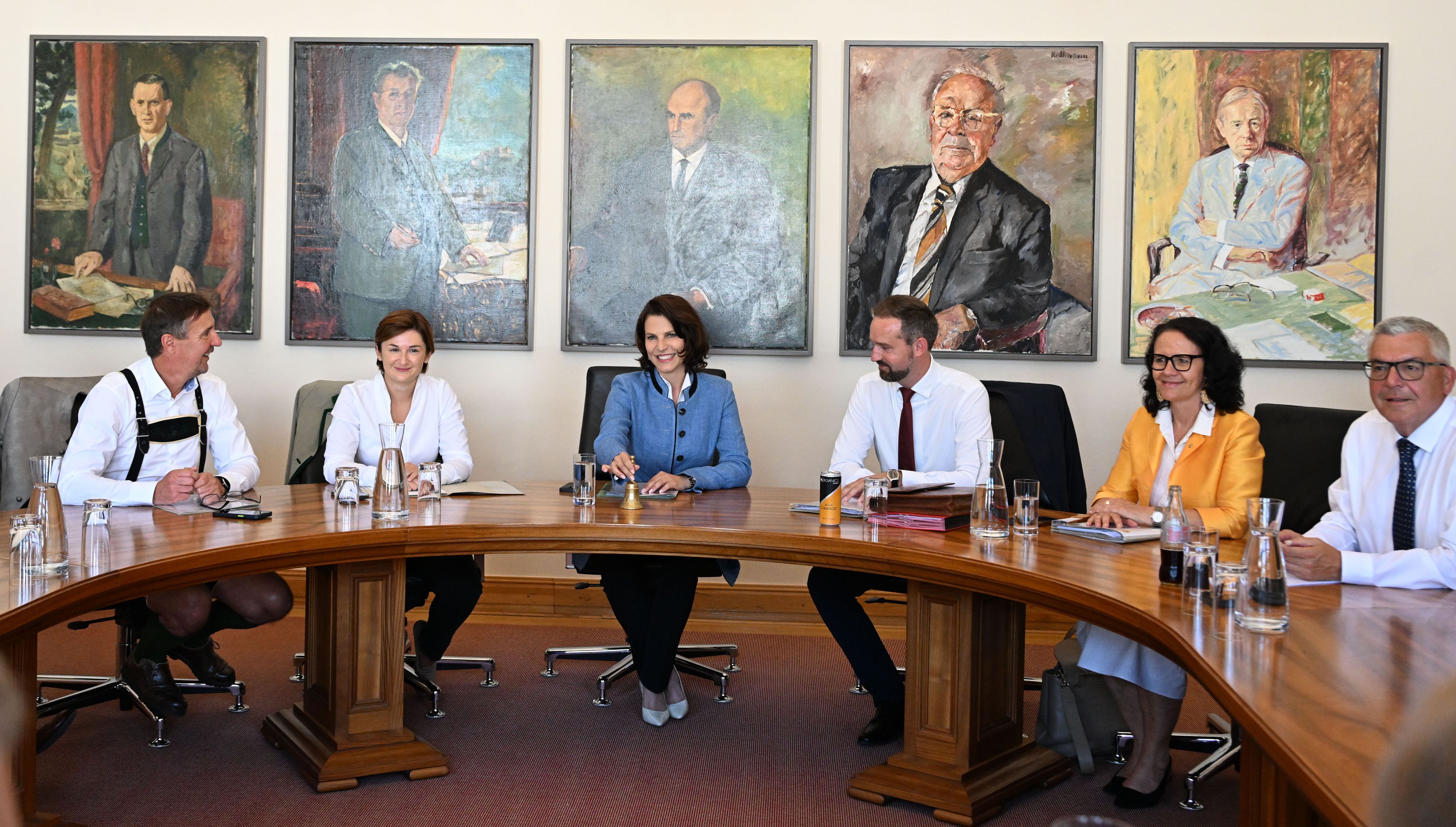 Die neue Salzburger Landeshauptfrau Karoline Edtstadler (m.,ÖVP) mit den Regierungsmitgliedern (vl.) Landesrat Martin Zauner (FPÖ), Landeshauptfrau-Stellvertreterin Marlene Svazek (FPÖ),.Landeshauptfrau-Stellvertreter Stefan Schnöll (ÖVP), Landesrätin Daniela Gutschi (ÖVP) und Landesrat Josef Schwaiger (ÖVP) 