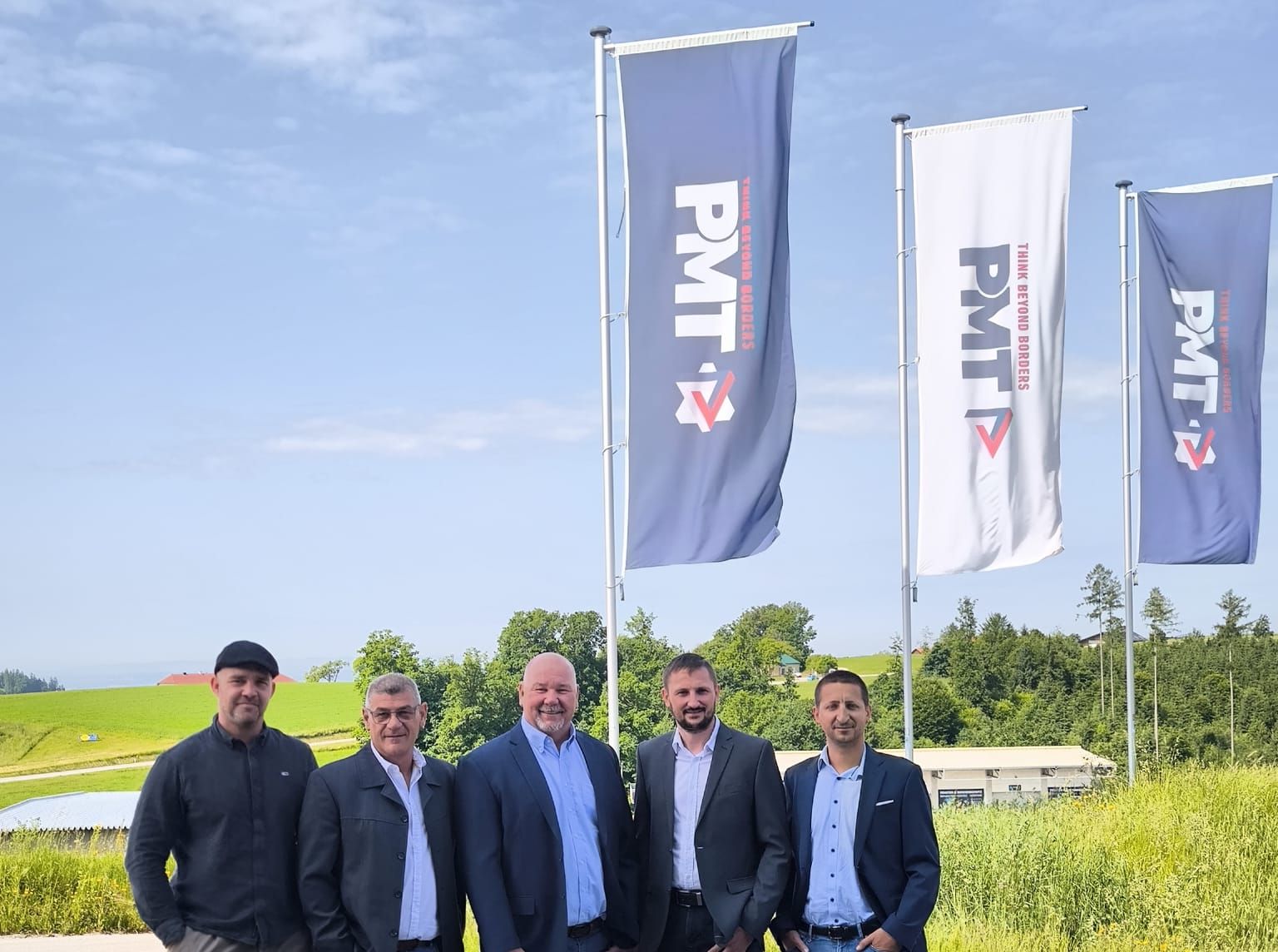 Geschäftsführer und Abteilungsleiter von P.M.T. Anlagenbau GmbH freuen sich über das Wachstum.