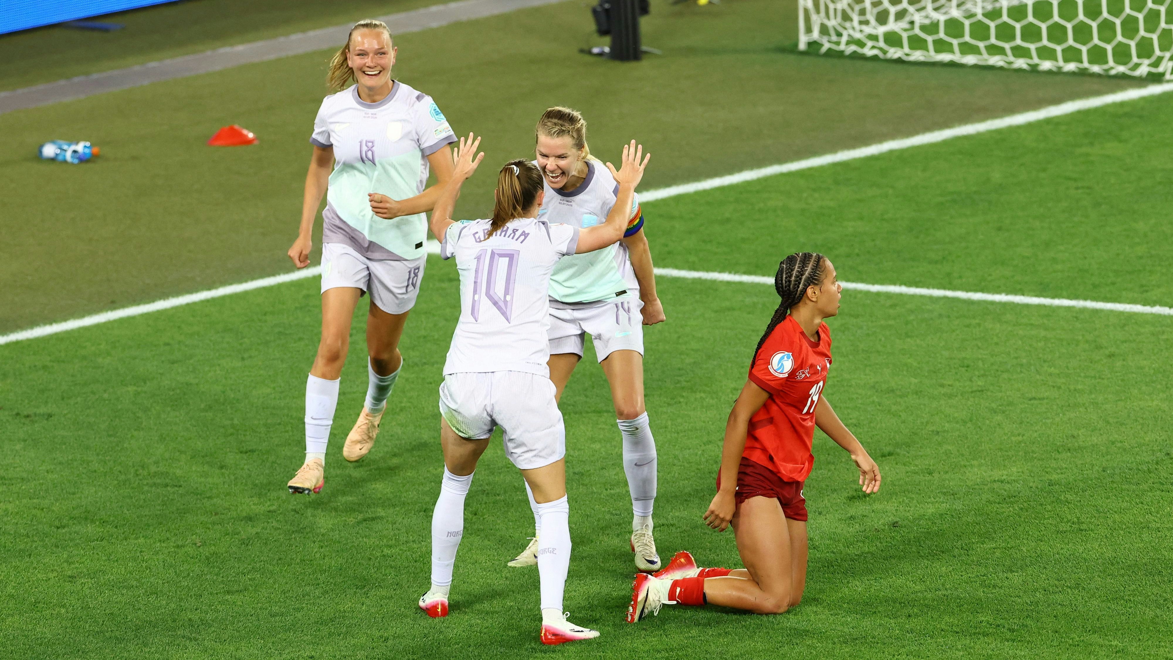 Schweiz-Spielerin Julia Stierli grätschte den Ball zum 1:2 ins eigene Tor. 