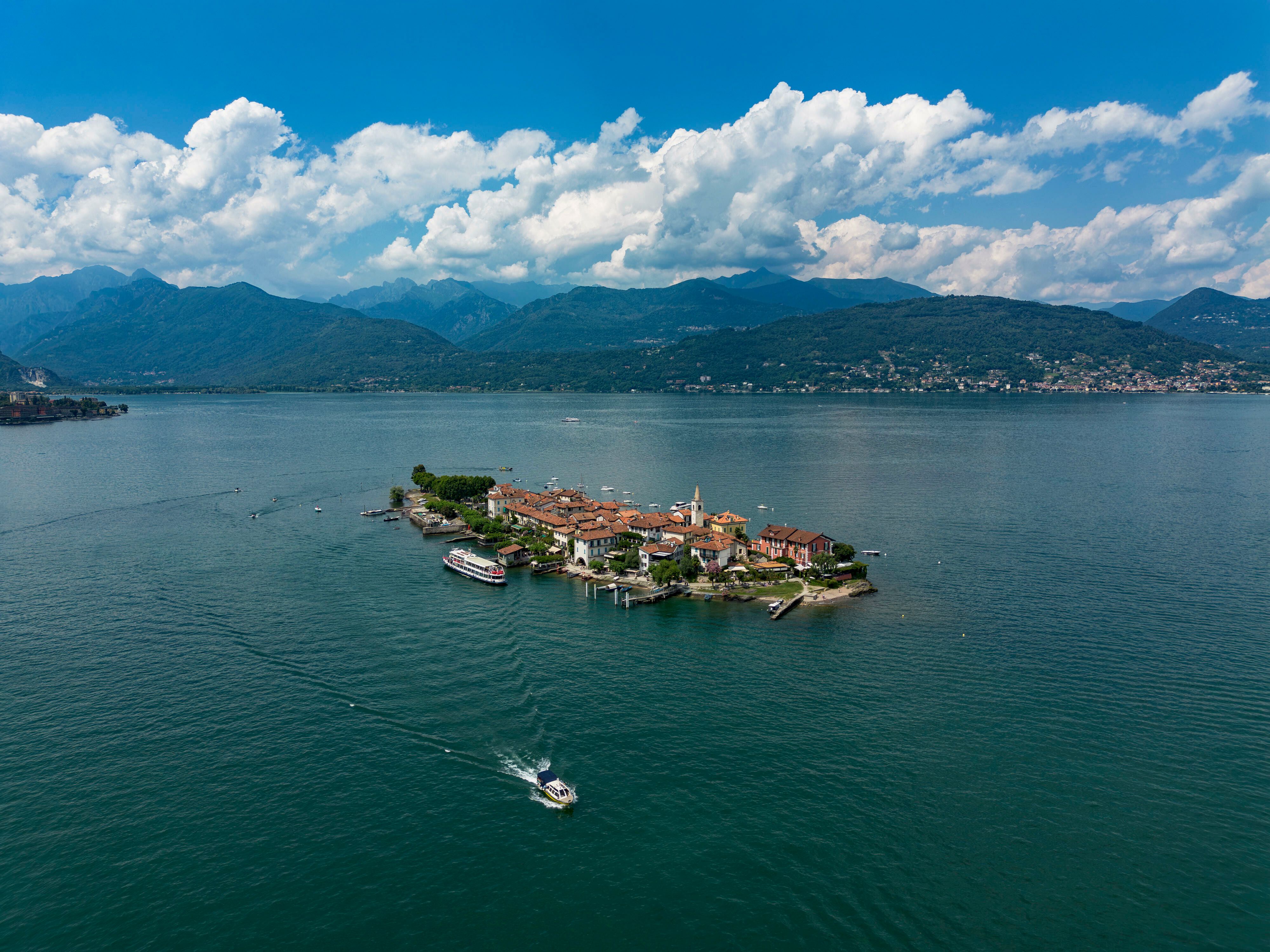 Luftaufnahme der Fischerinsel im italienischen Lago Maggiore.