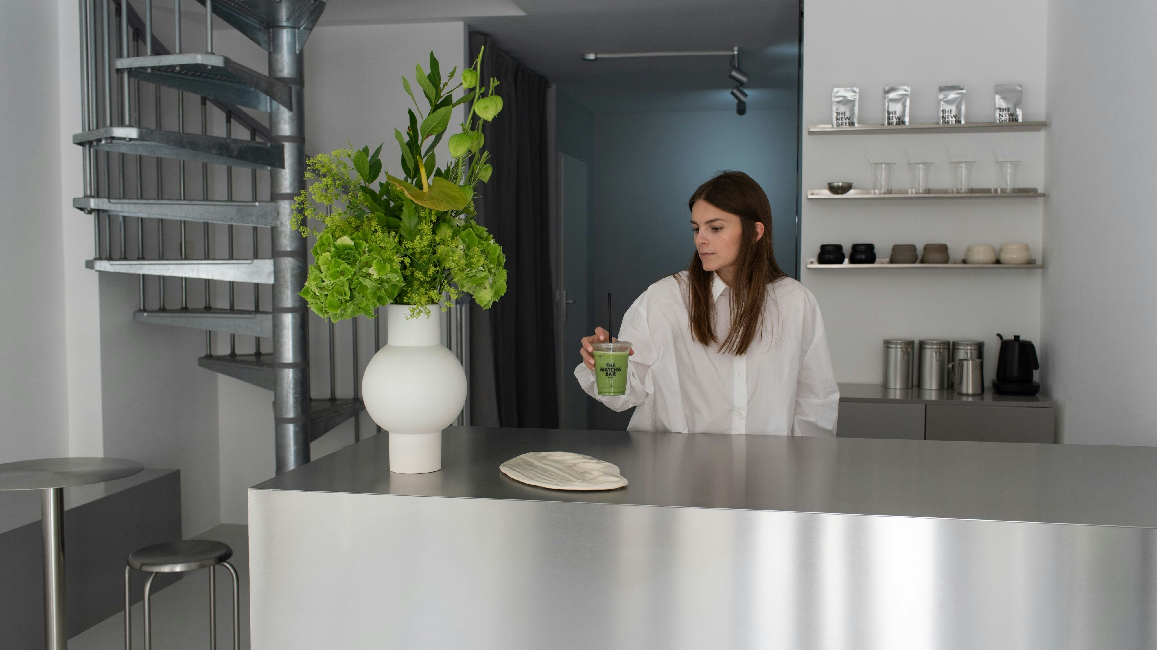 In der Wiener Neustiftgasse hat Doris Dorner ein Refugium für Matcha-Lover gegründet: The New Green. Hier dreht sich alles um das grüne Getränk mit Health-Benefits.