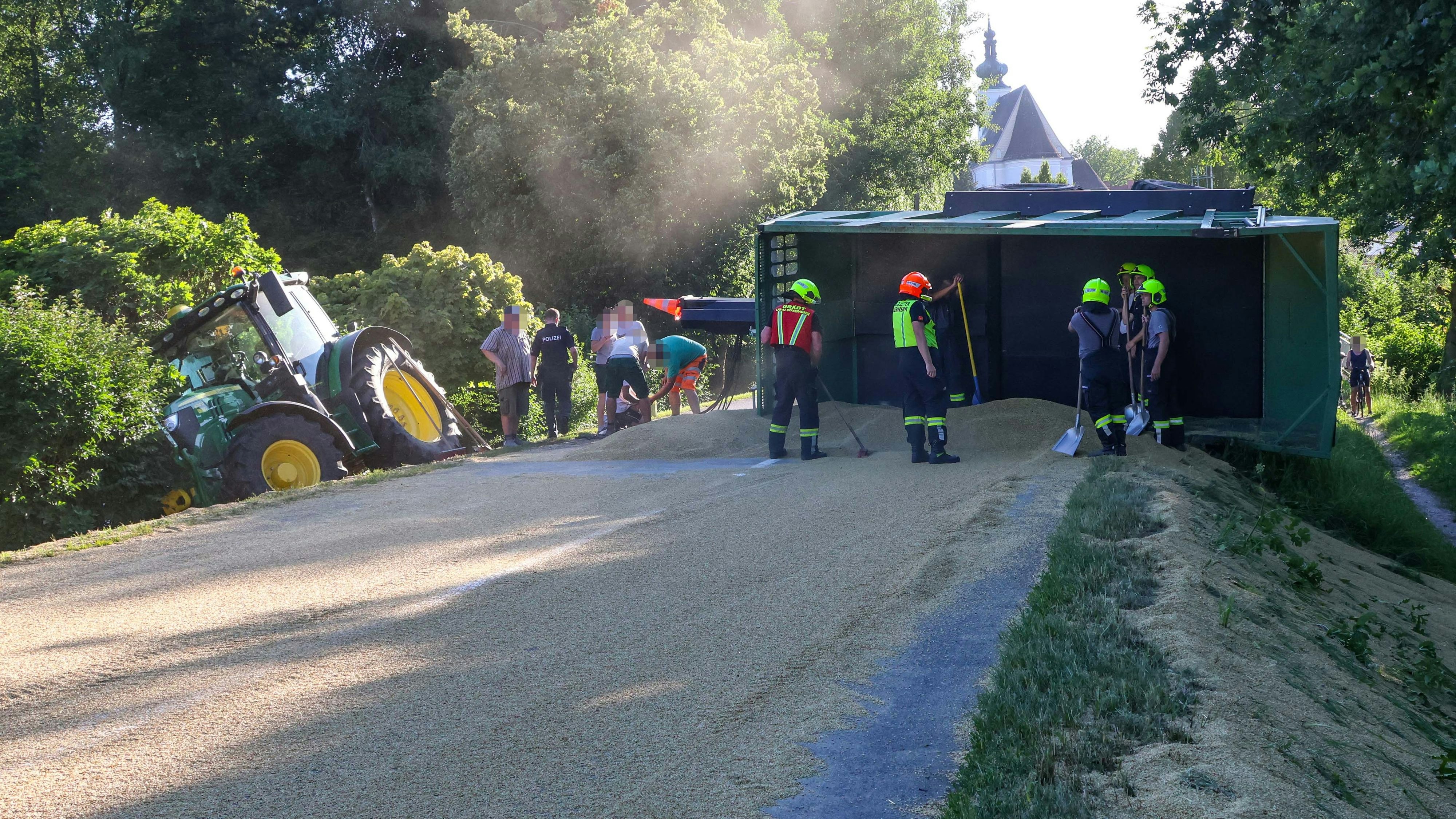 Heute.at - Anhänger kippte um – Ladung verteilte sich auf Straße