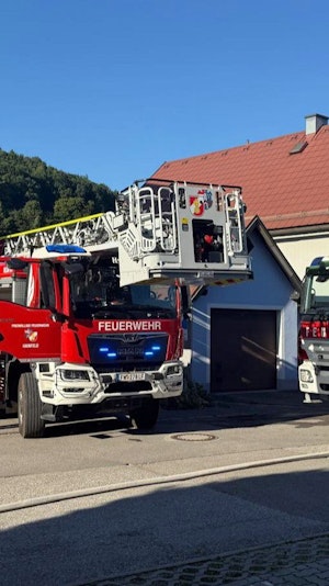 Großbrand in NÖ: Gasflasche explodiert beim Grillen am Balkon. 12 Feuerwehren im Einsatz, 14 Personen gerettet. Aktuelle Entwicklungen hier!