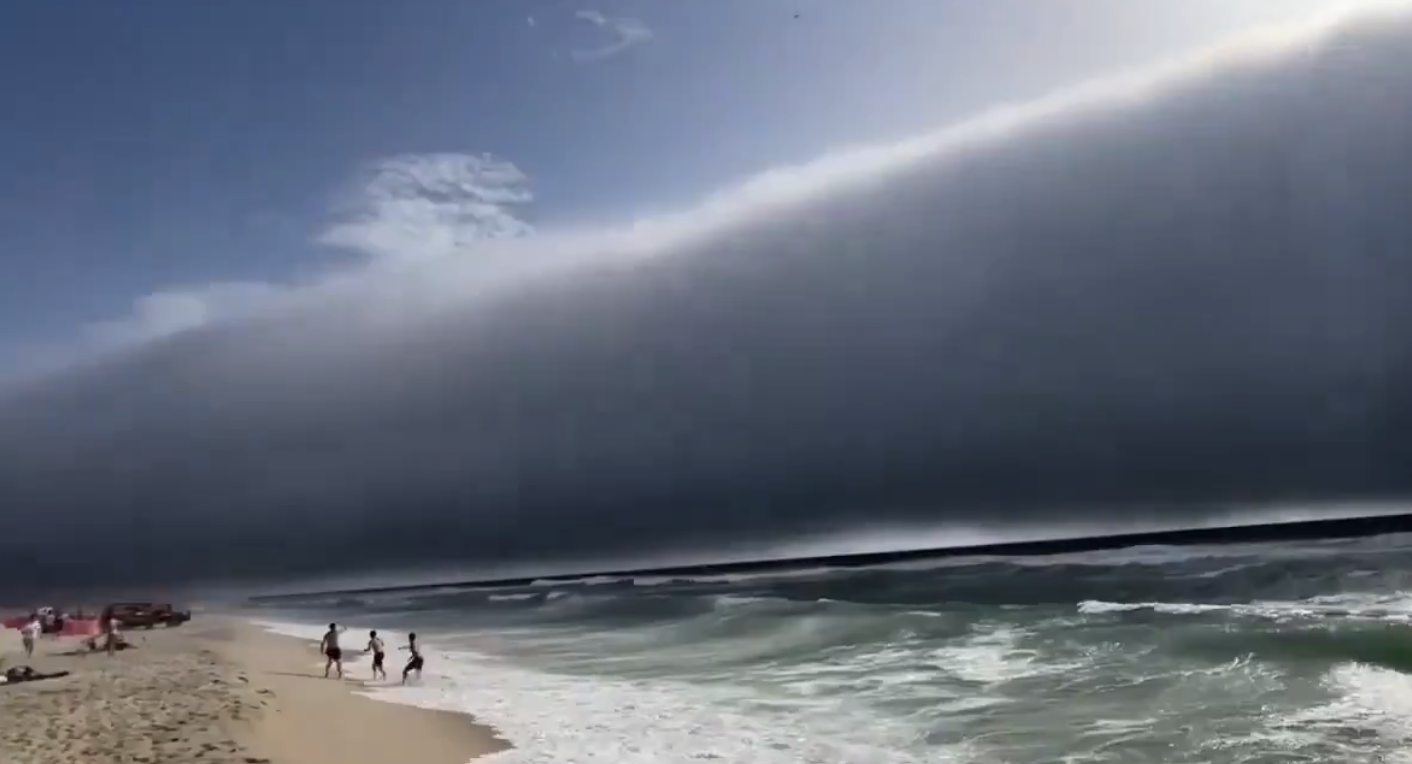 Eine Tsunami-Wolke überraschte die Bade-Gäste in Portugal.