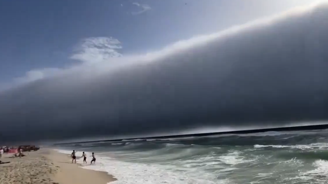 Heute.at - Tsunami-Wolke überrascht Bade-Gäste am Strand